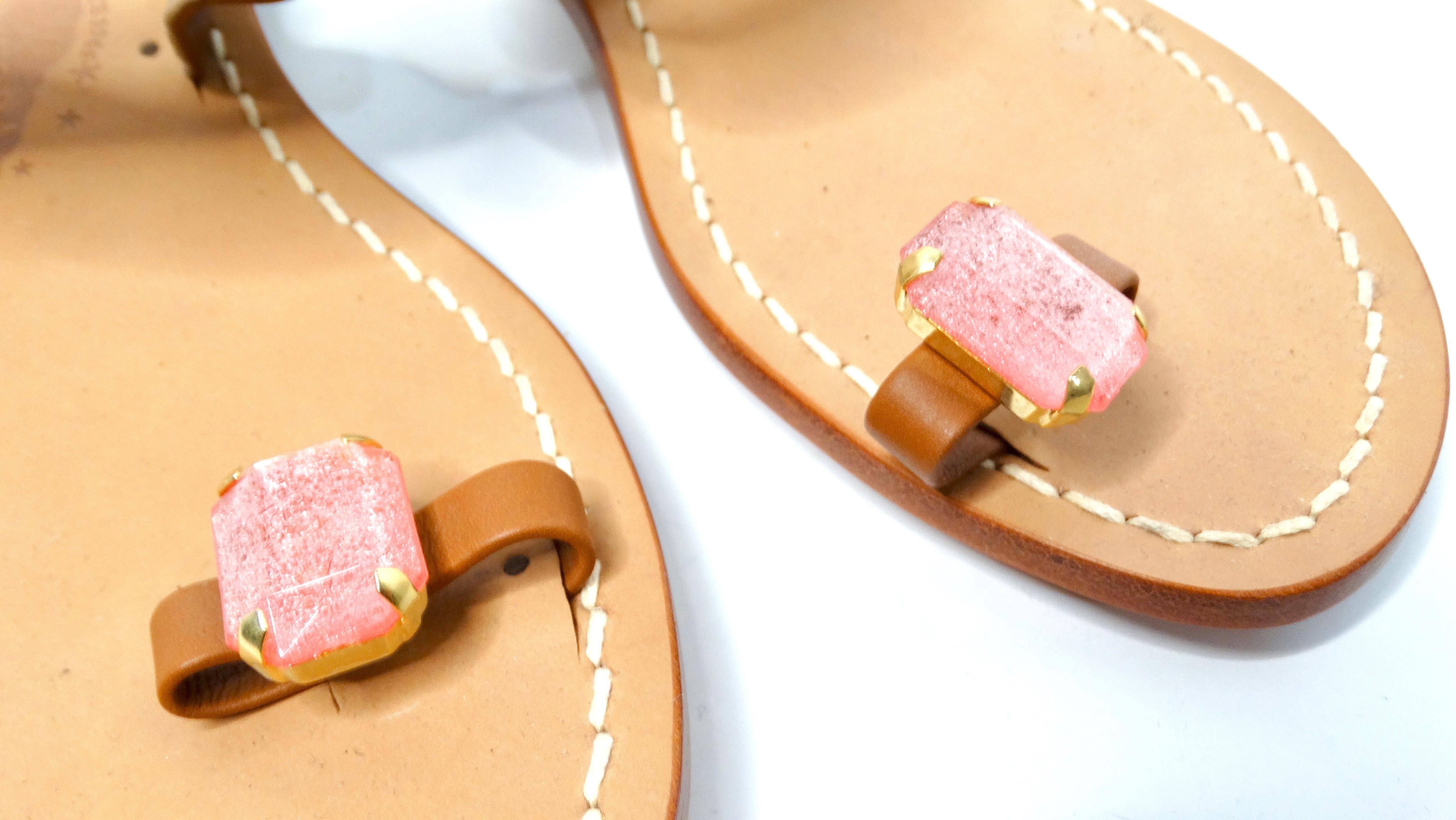 Marron Sandales en cuir Brown avec accents de fausses pierres colorées en vente