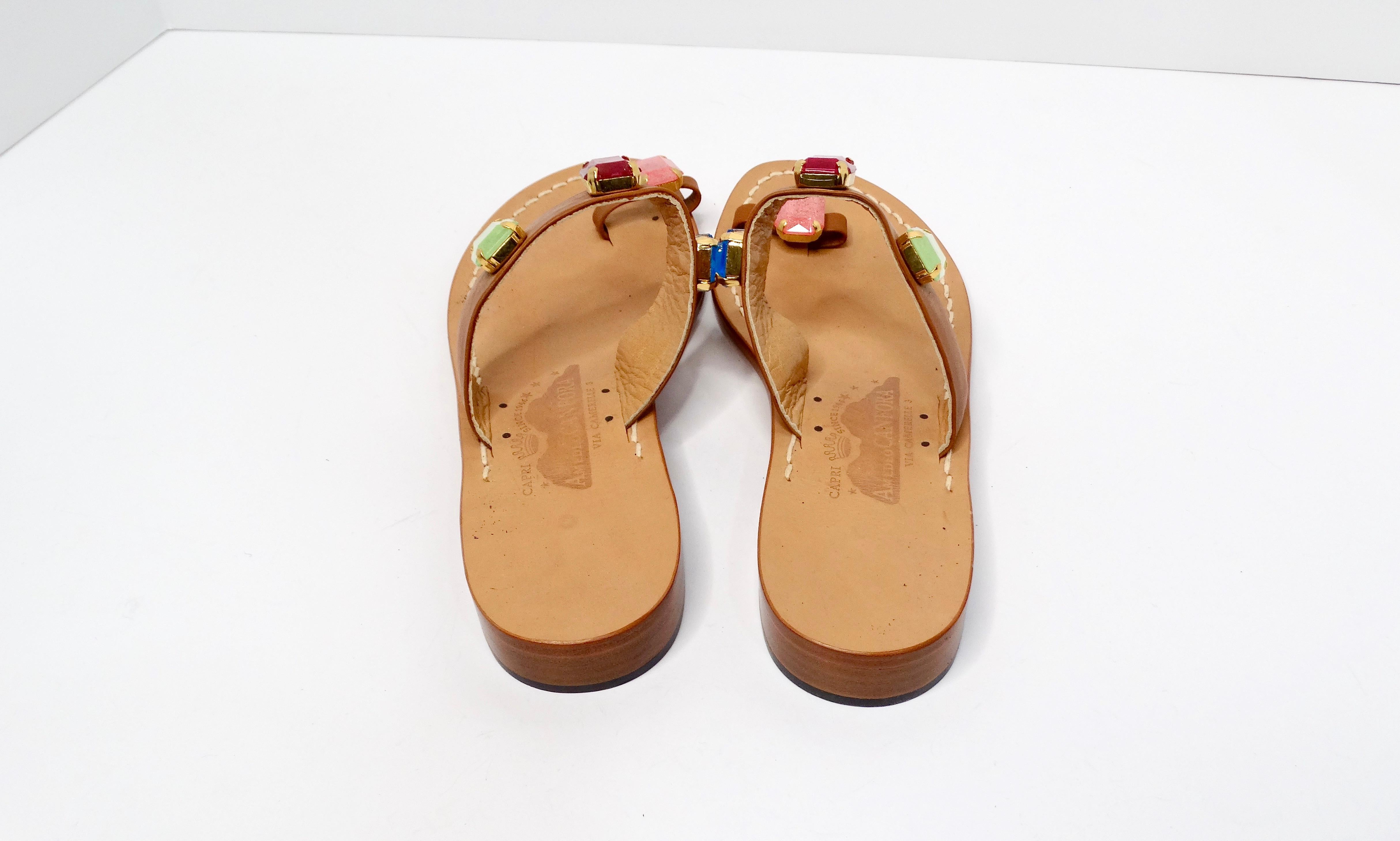 Sandales en cuir Brown avec accents de fausses pierres colorées Bon état - En vente à Scottsdale, AZ