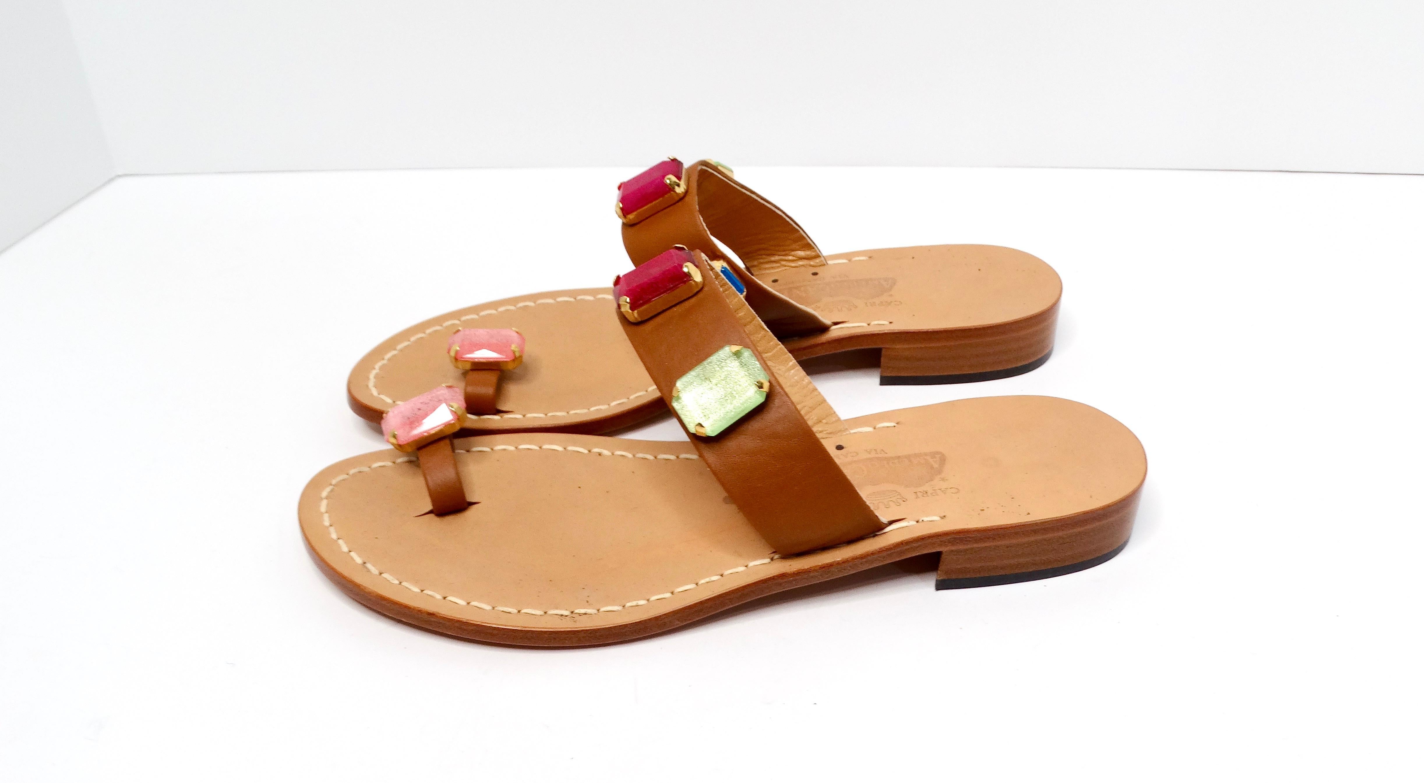 Sandales en cuir Brown avec accents de fausses pierres colorées en vente 1