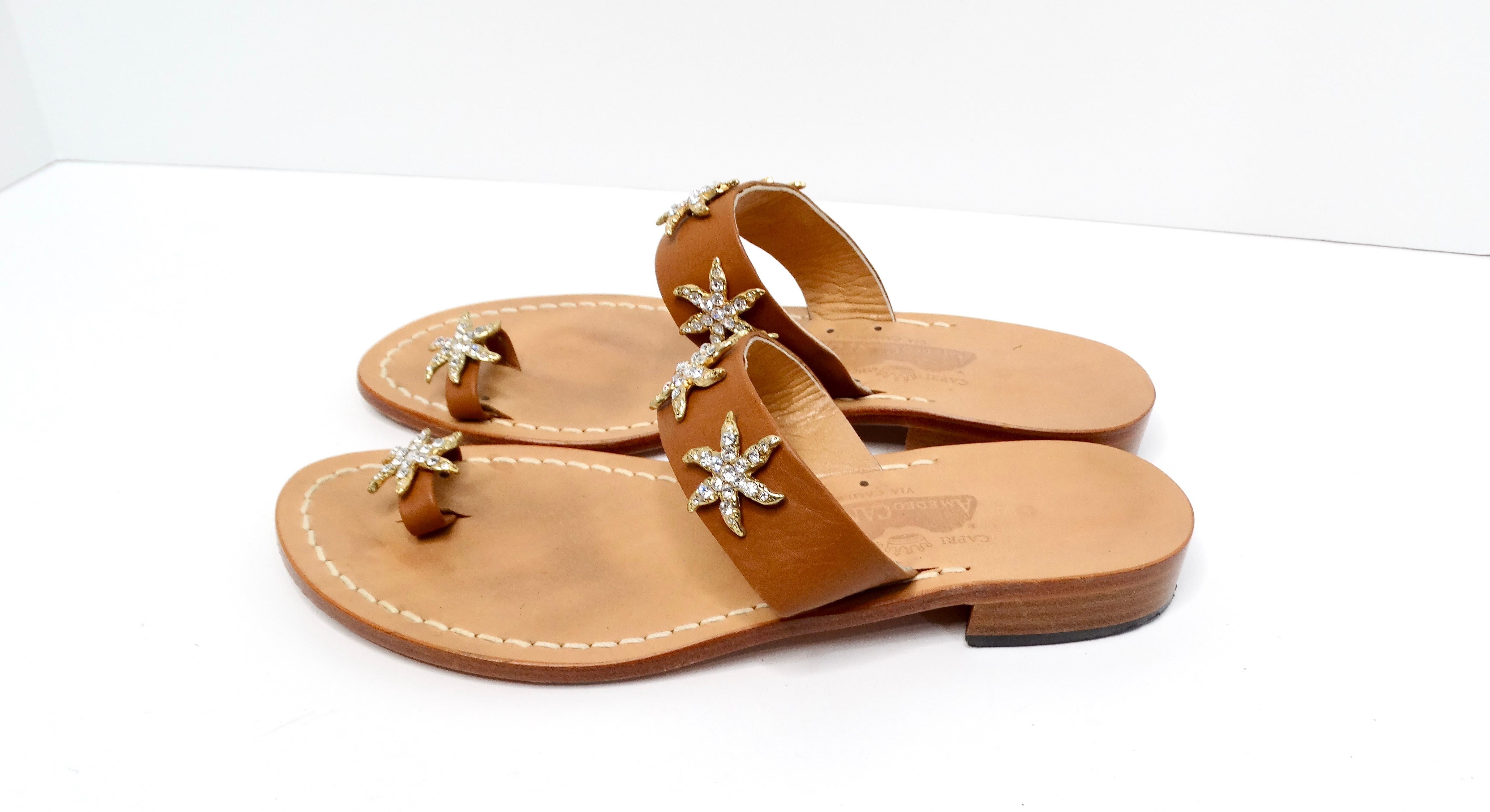 Sandali in pelle marrone con accenti di stelle marine impreziosite da strass in vendita 1