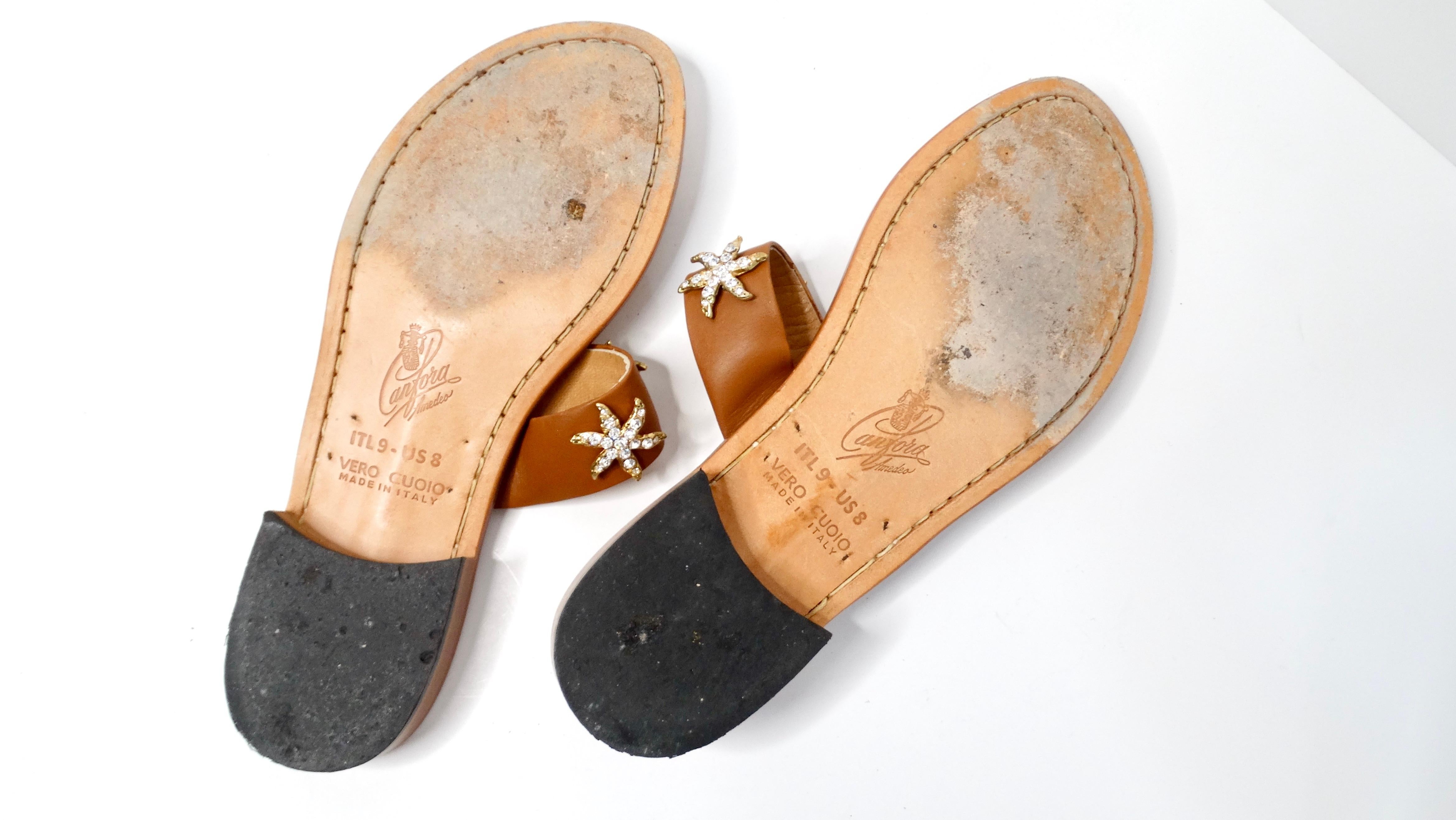 Sandali in pelle marrone con accenti di stelle marine impreziosite da strass in vendita 2