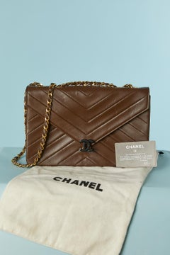 Brown leather shoulder bag with top-stitching and chain Chanel Circa 1984