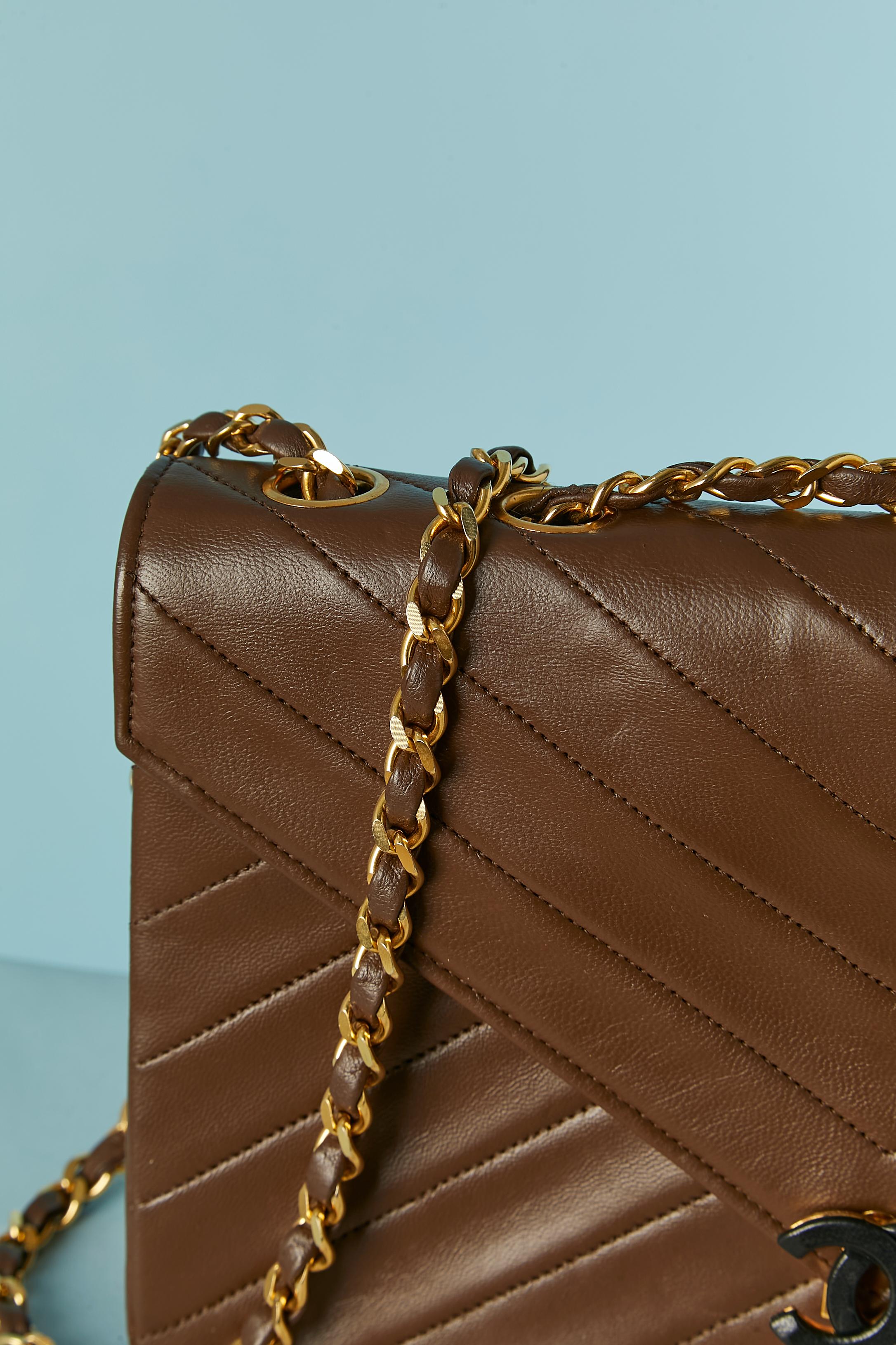 Brown leather shoulder bag with top-stitching and chain Chanel Circa 1984 In Good Condition For Sale In Saint-Ouen-Sur-Seine, FR