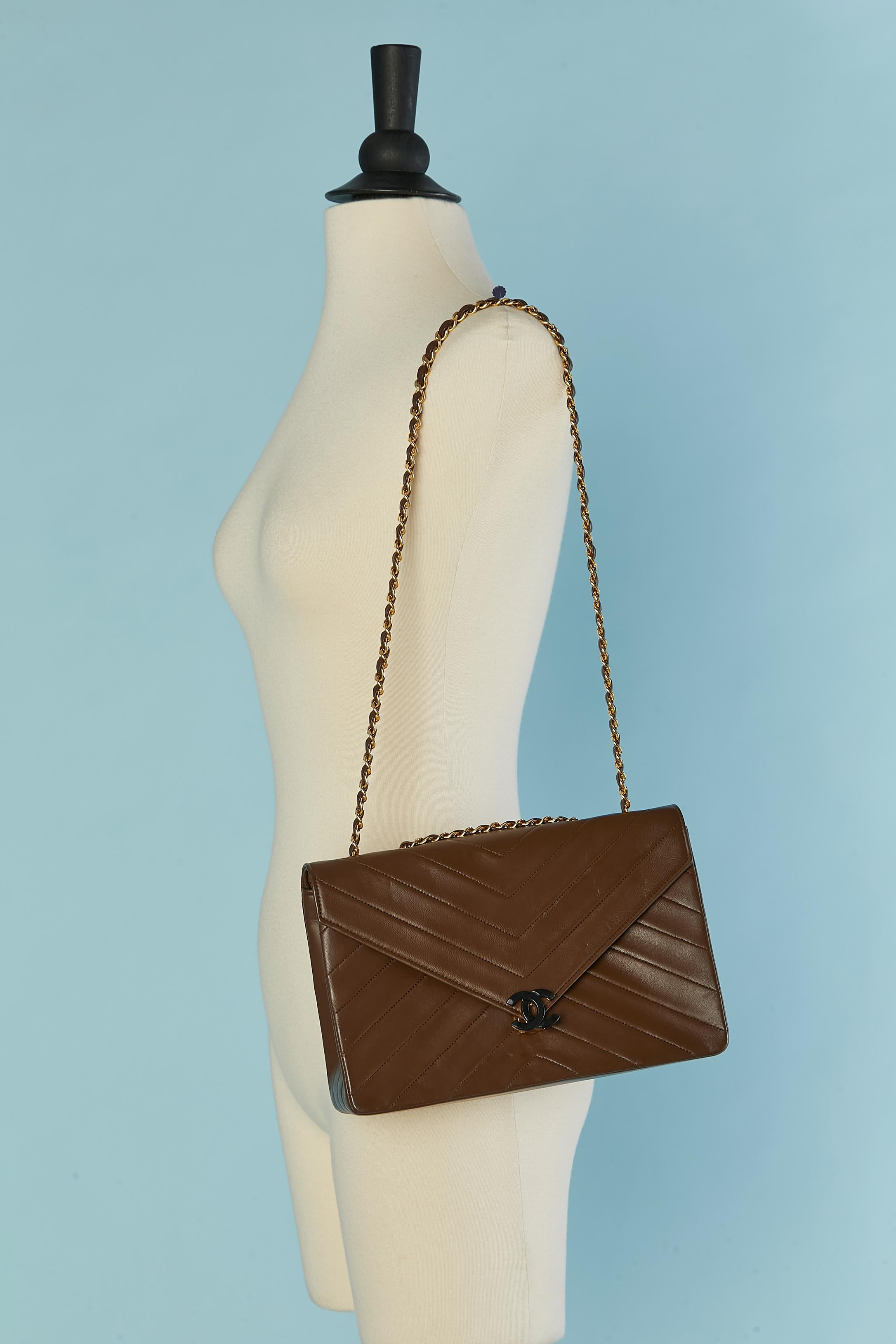 Brown leather shoulder bag with top-stitching and chain Chanel Circa 1984 For Sale 3