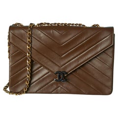 Bolso bandolera de piel marrón con pespunte y cadena Chanel Circa 1984
