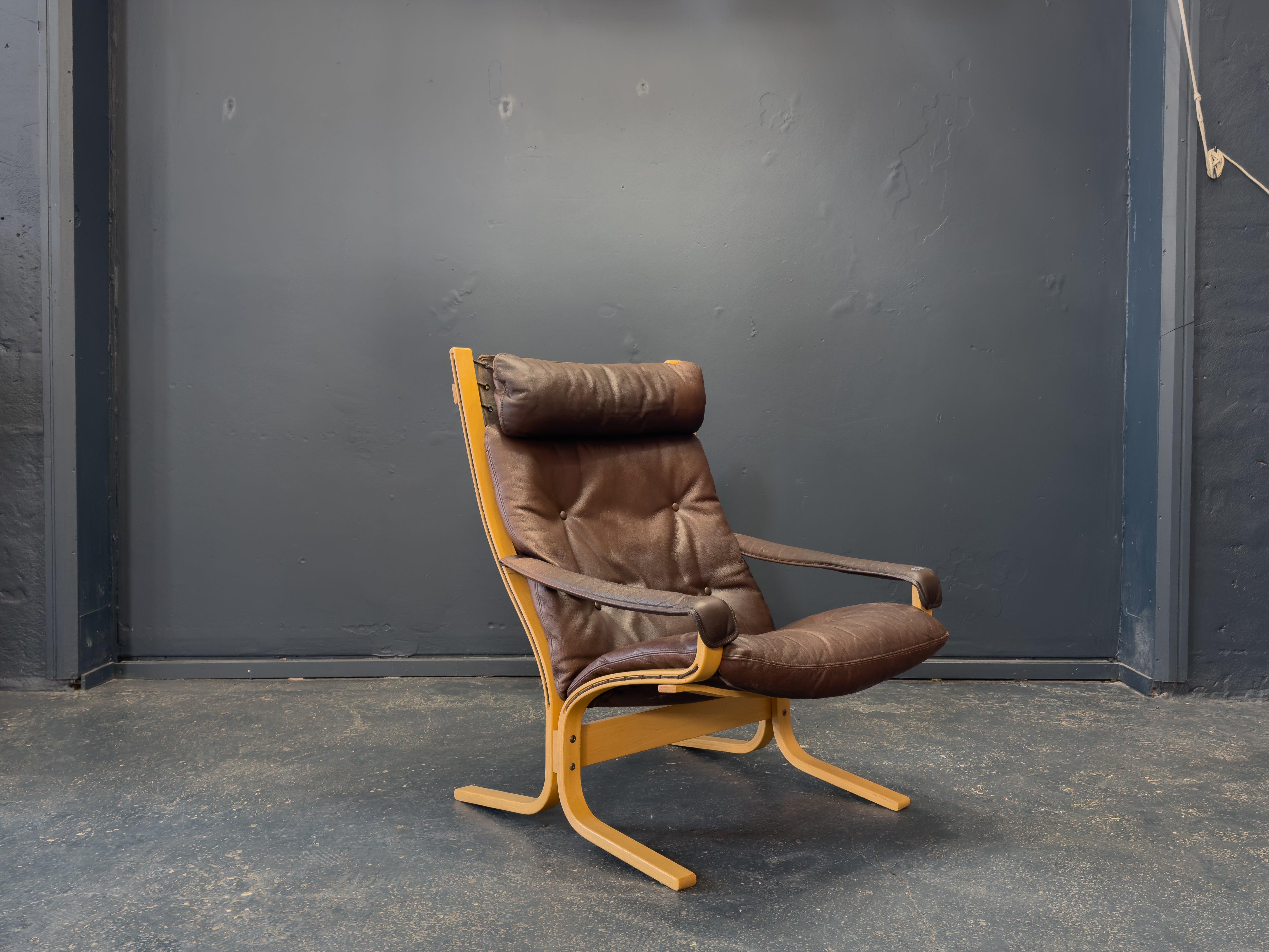 This Siesta Chair by Ingmar Relling is a quintessential example of mid-century Norwegian design, striking a perfect balance between elegance, comfort, and structural innovation. Designed with a minimalist bent, the chair features a sculptural