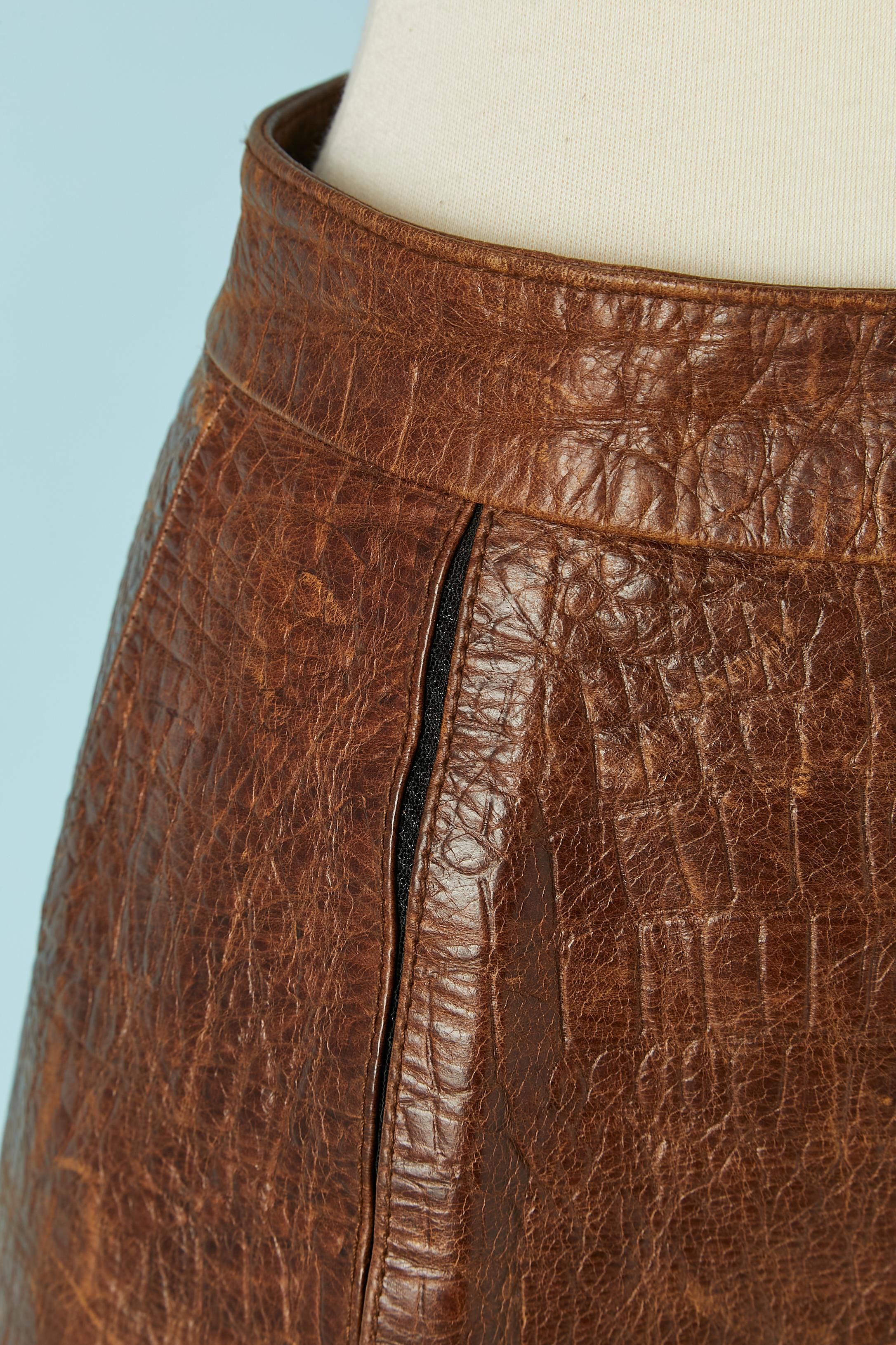 Jupe en cuir marron avec motif et empiècement en tulle extensible. Composition de la doublure marquée : 100% cupro 
TAILLE S 