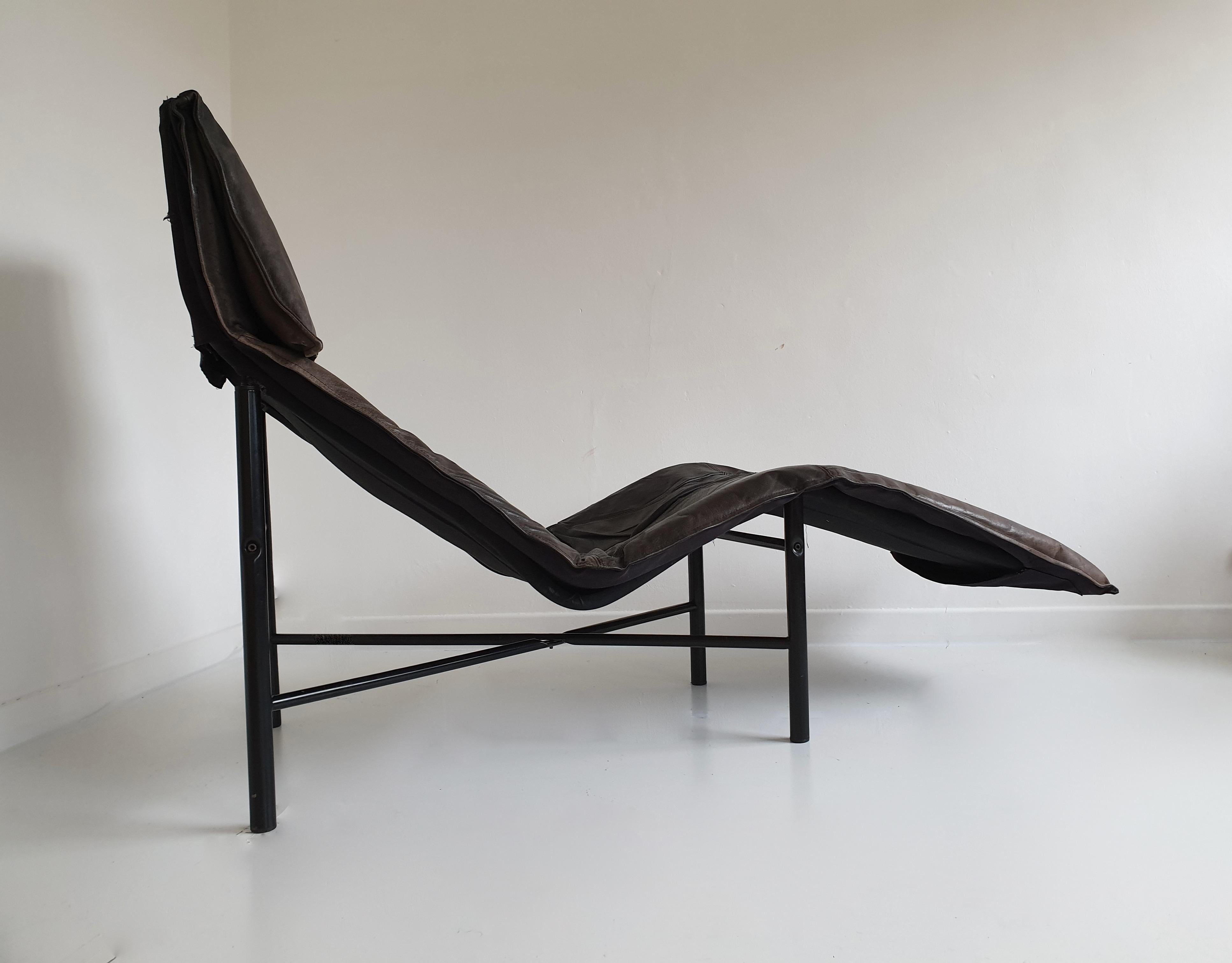 Postmodern brown leather 'Skye' chaise designed by Tord Björklund for Ikea, circa 1980.