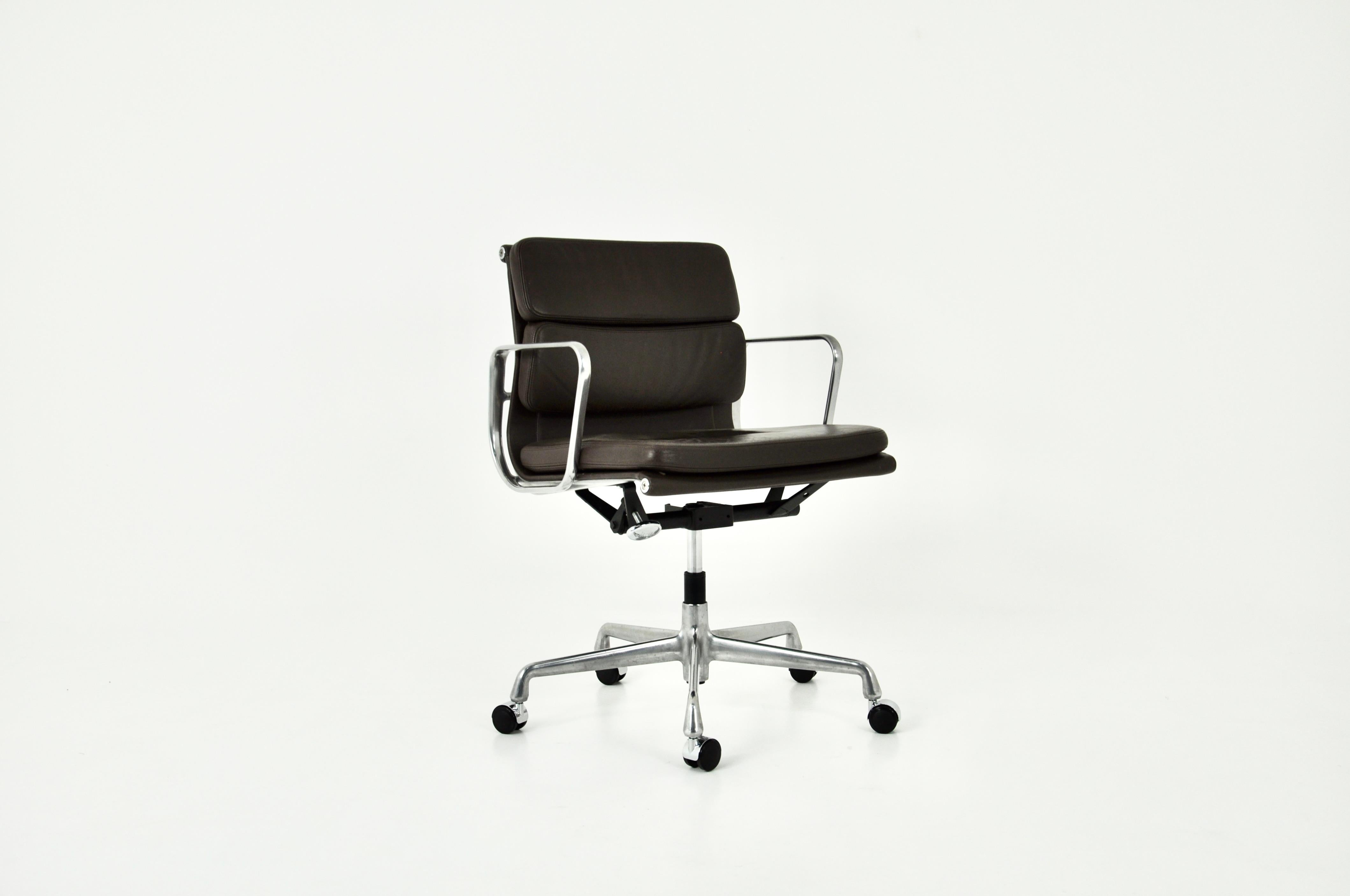 Brown leather desk chair with aluminum base. Seat height: 53cm. Stamped Vitra. Wear due to time and age of the chairs.