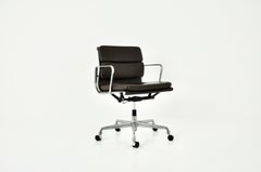 Chaise en cuir Brown Soft Pad par Charles and Ray Eames pour Vitra, années 1980
