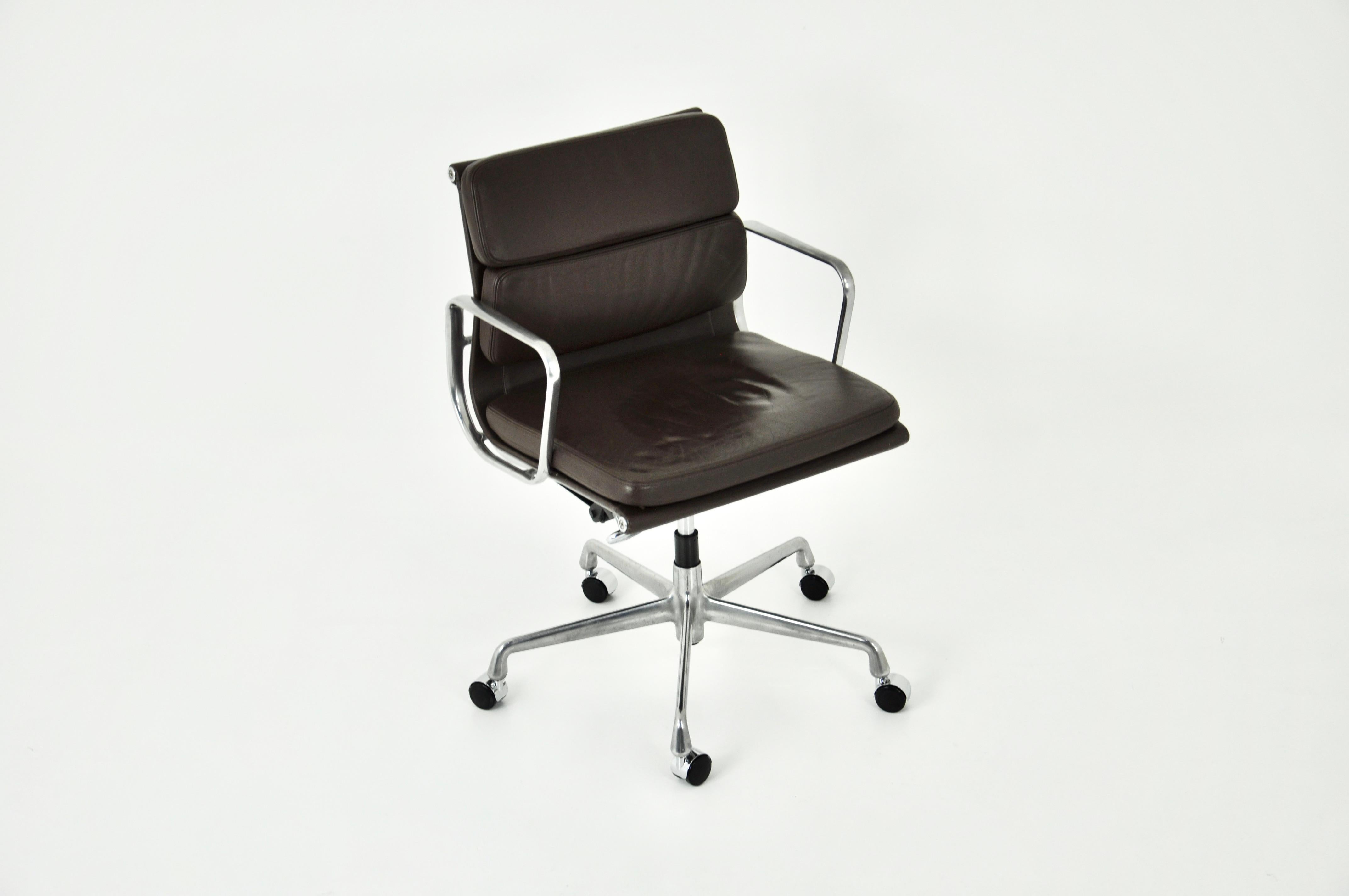 Brown Leather Soft Pad Chair von Charles & Ray Eames für Vitra, 1980er Jahre (Moderne der Mitte des Jahrhunderts)