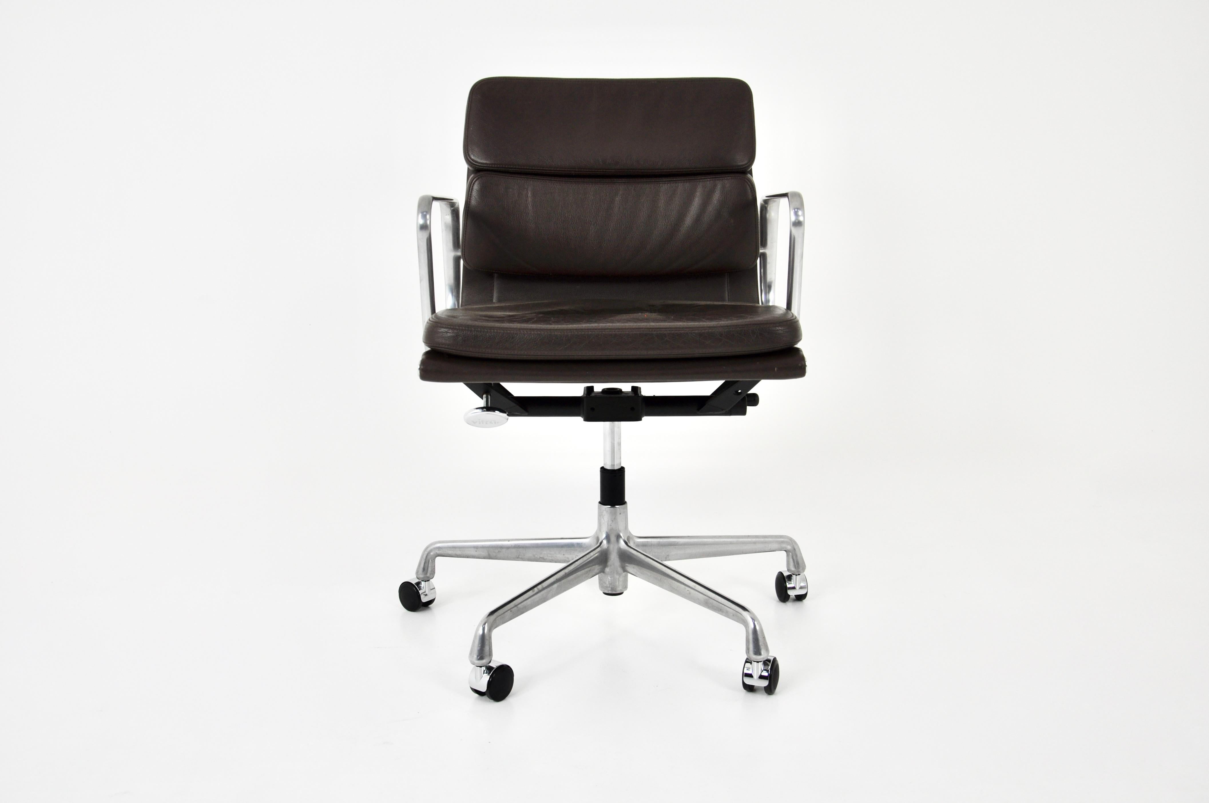 Brown Leather Soft Pad Chair von Charles & Ray Eames für Vitra, 1980er Jahre (Französisch)