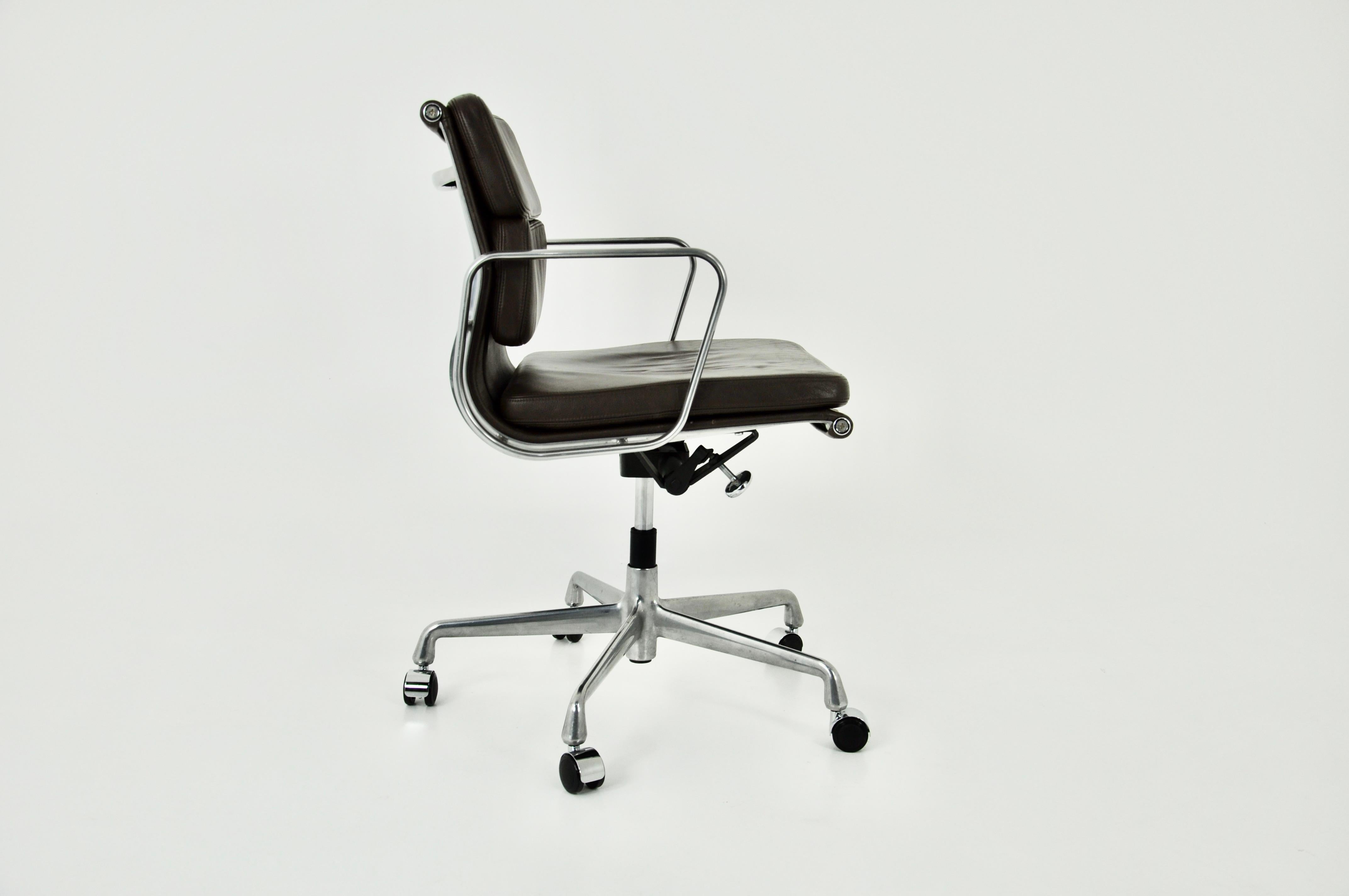 Brown Leather Soft Pad Chair von Charles & Ray Eames für Vitra, 1980er Jahre im Zustand „Gut“ in Lasne, BE