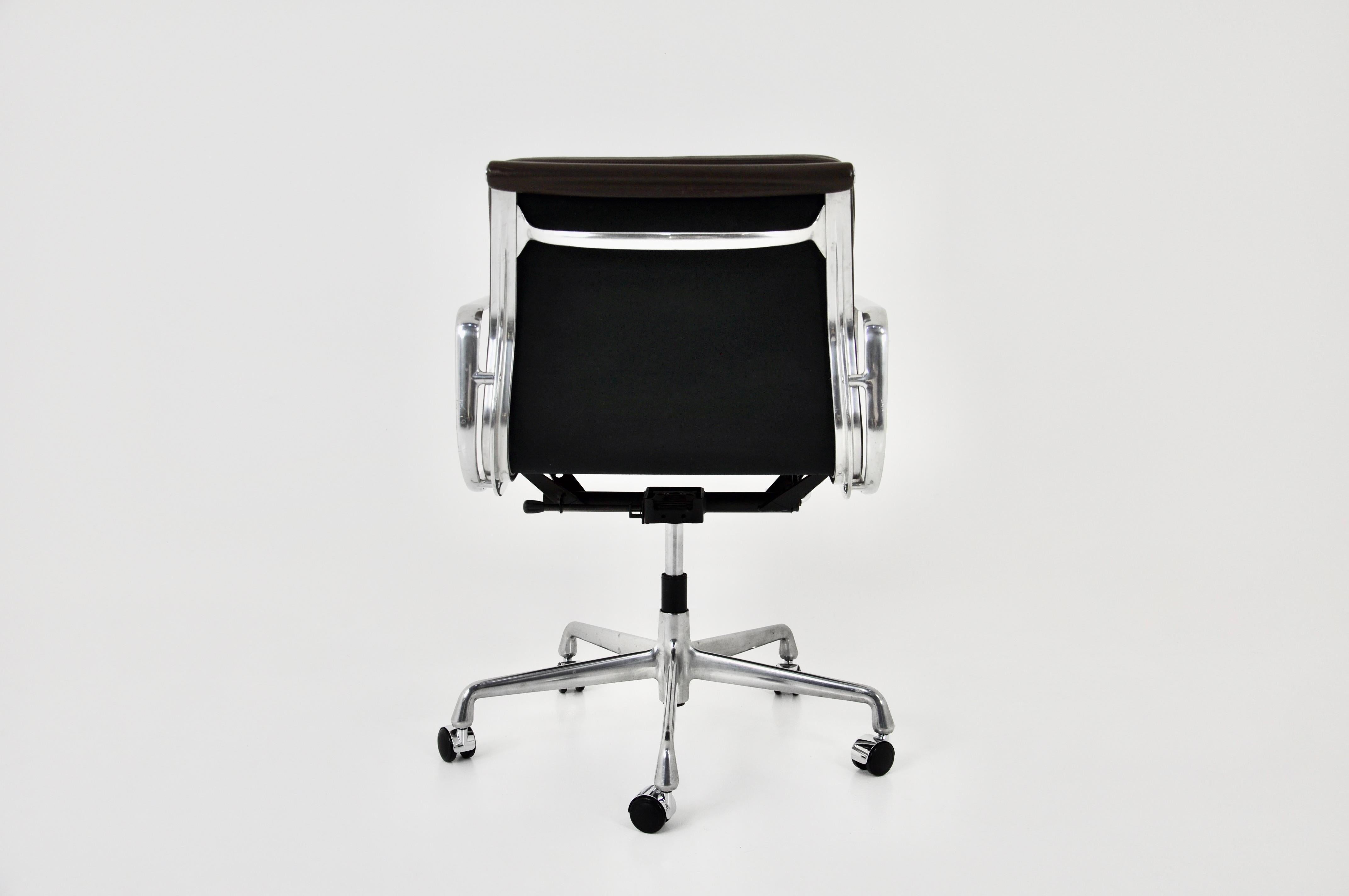 Brown Leather Soft Pad Chair von Charles & Ray Eames für Vitra, 1980er Jahre (Ende des 20. Jahrhunderts)