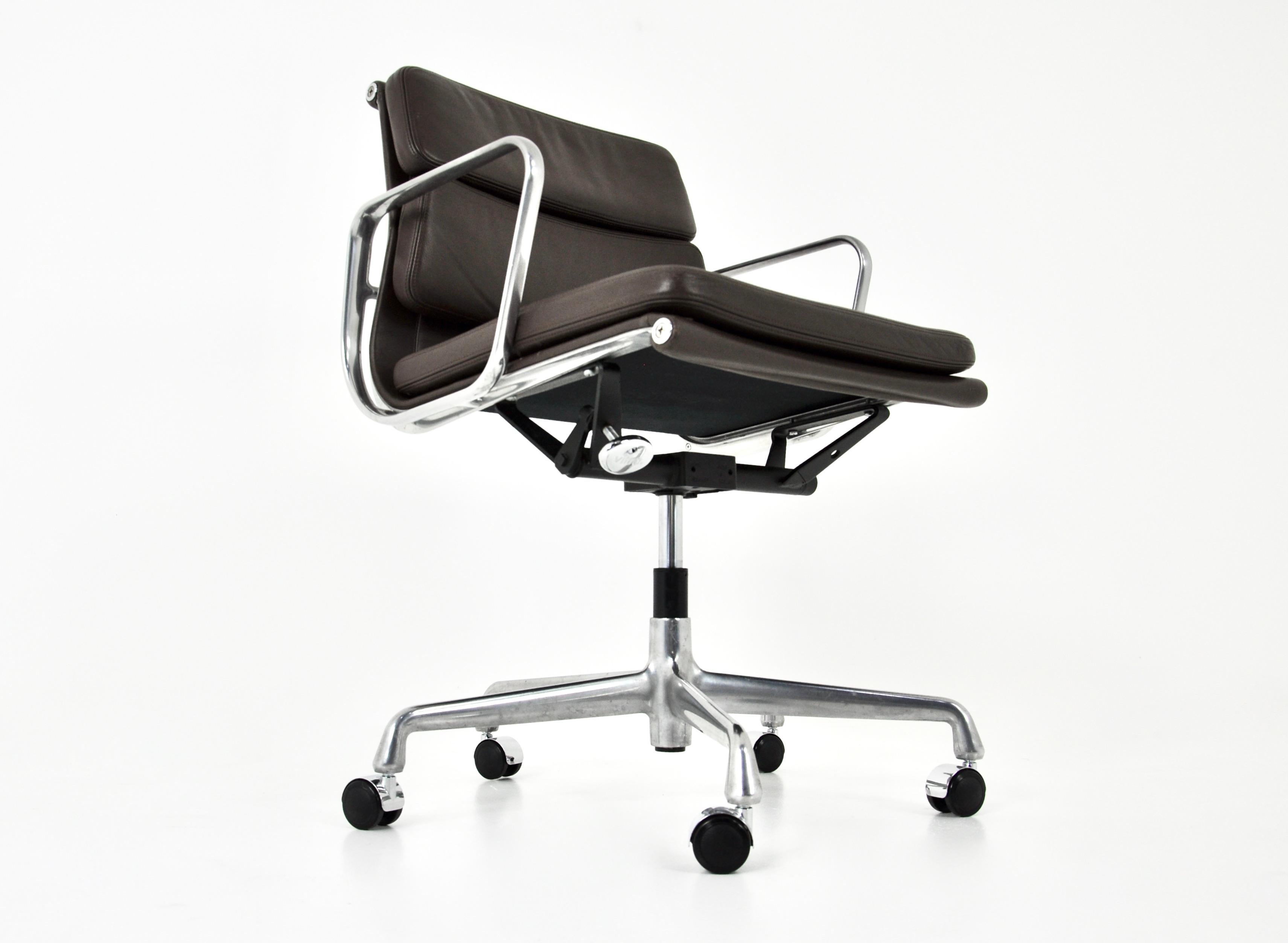 Brown Leather Soft Pad Chair von Charles & Ray Eames für Vitra, 1980er Jahre 1