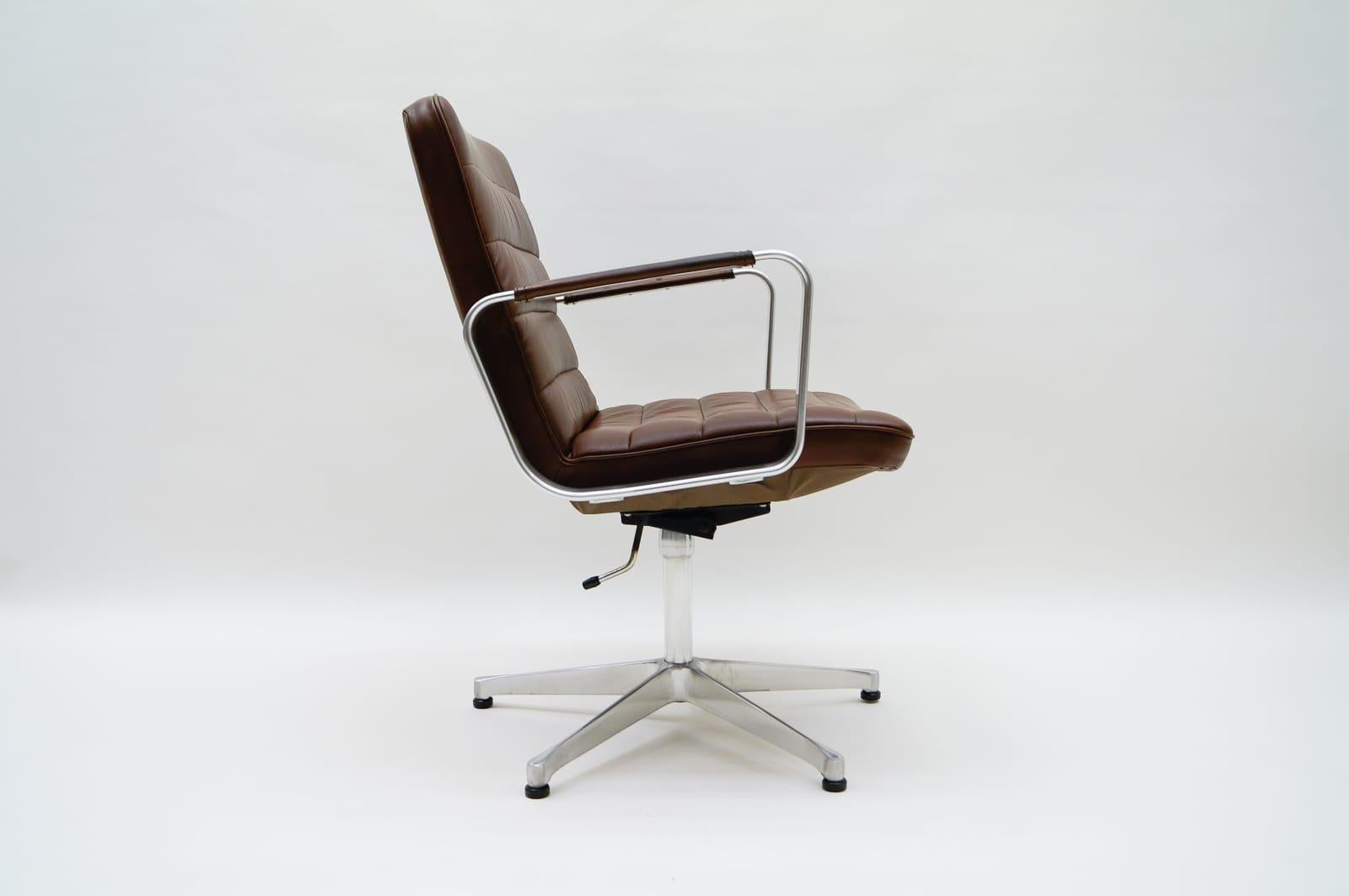 From 51,5cm - 60cm. Adjustable height. 

Tilt and Swivel. 

The inclination can be fixed. Good to very good condition.