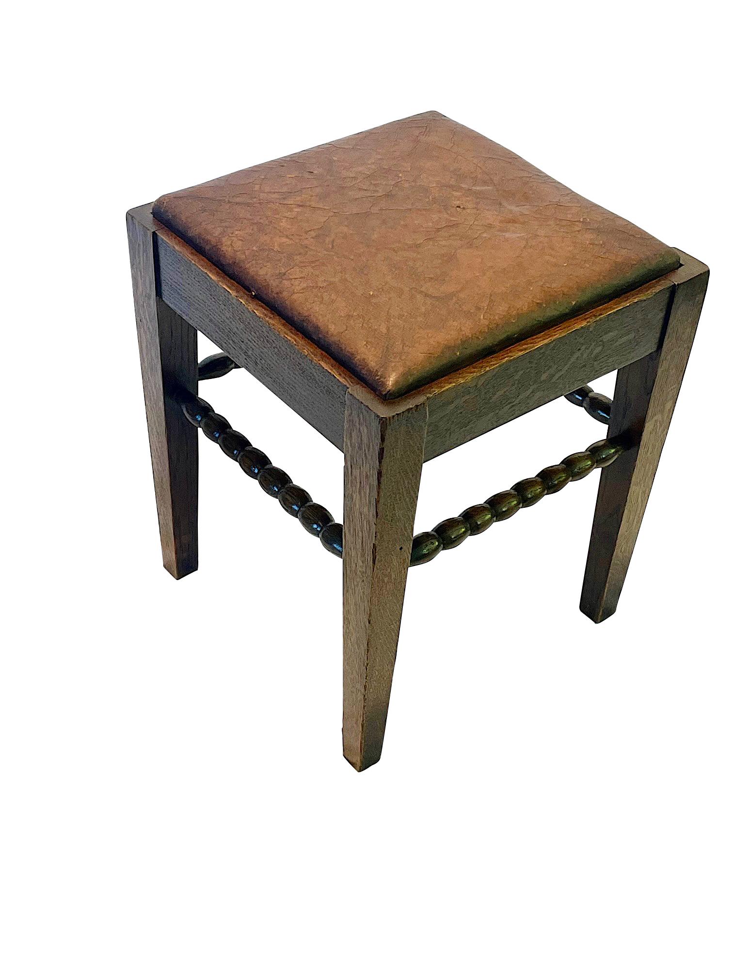 1930's French brown leather top stool.
Spool design stretchers.
Oak wood.
Recently refurbished.