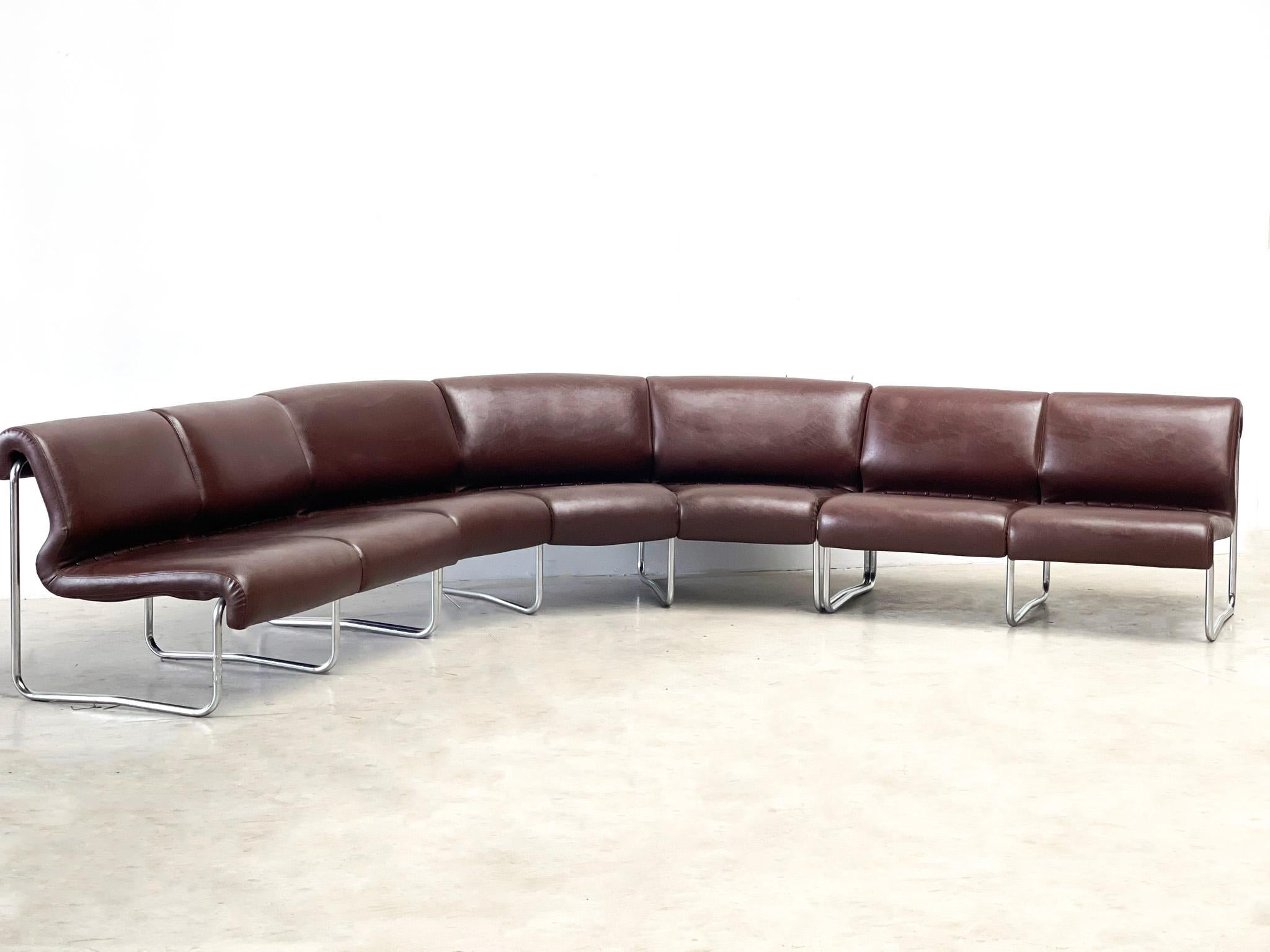 Brown leather tubular modular sofa In Good Condition For Sale In Nijlen, VAN