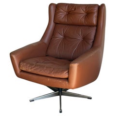 Poltrona girevole in pelle marrone con rivestimento trapuntato, schienale a conchiglia e base a stella, stile MCM degli anni '70