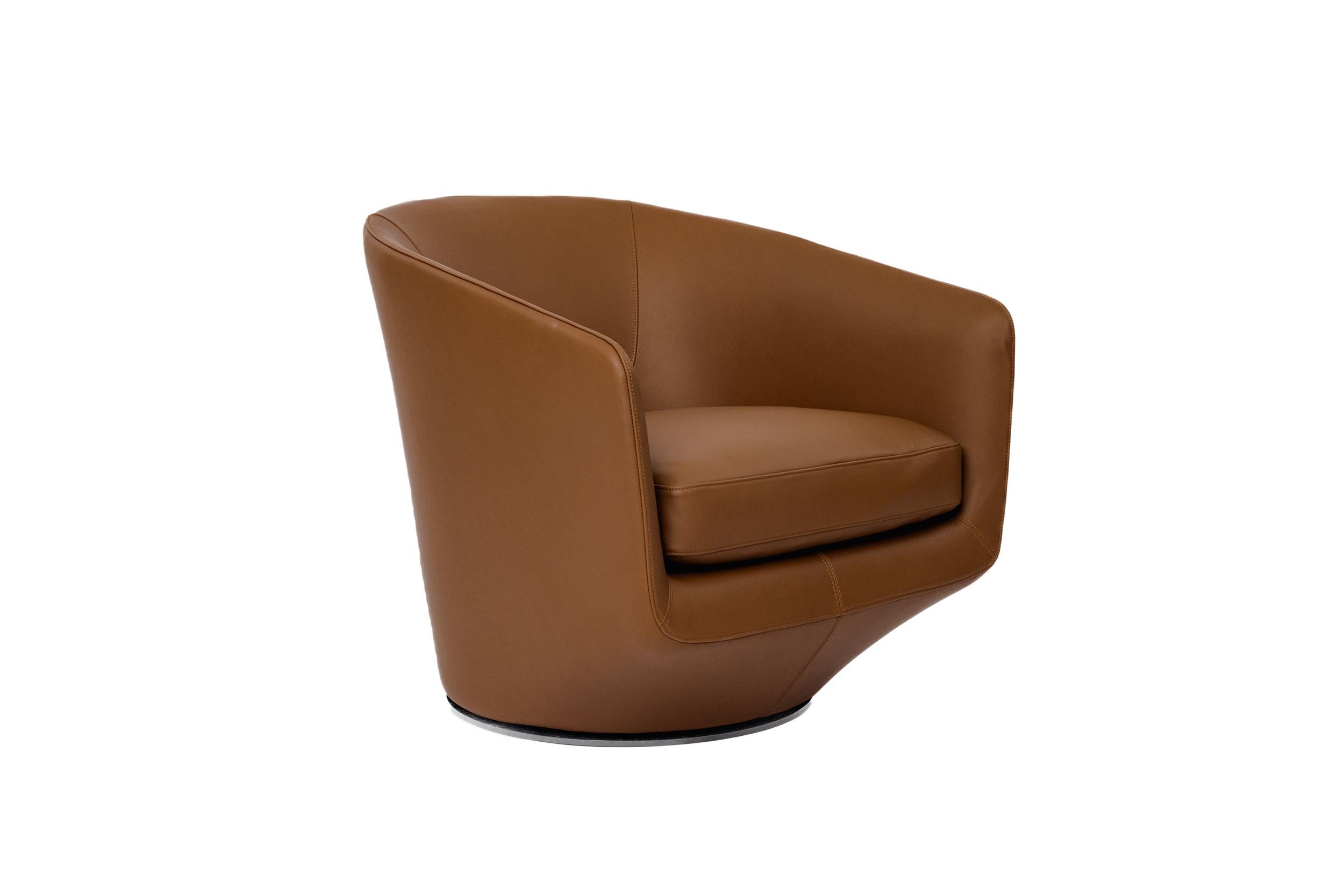 Le U Turn de Bensen allie un confort luxueux à un look sur mesure. Une version moderne du fauteuil club classique, sa forme sophistiquée lui permet d'être utilisé dans divers environnements, des plus traditionnels aux plus modernes, et convient à un