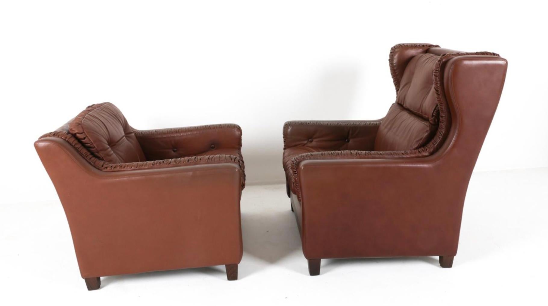Danois Paire de chaises à accoudoirs à dossier ailé en cuir Brown dans le style de Børge Mogensen en vente