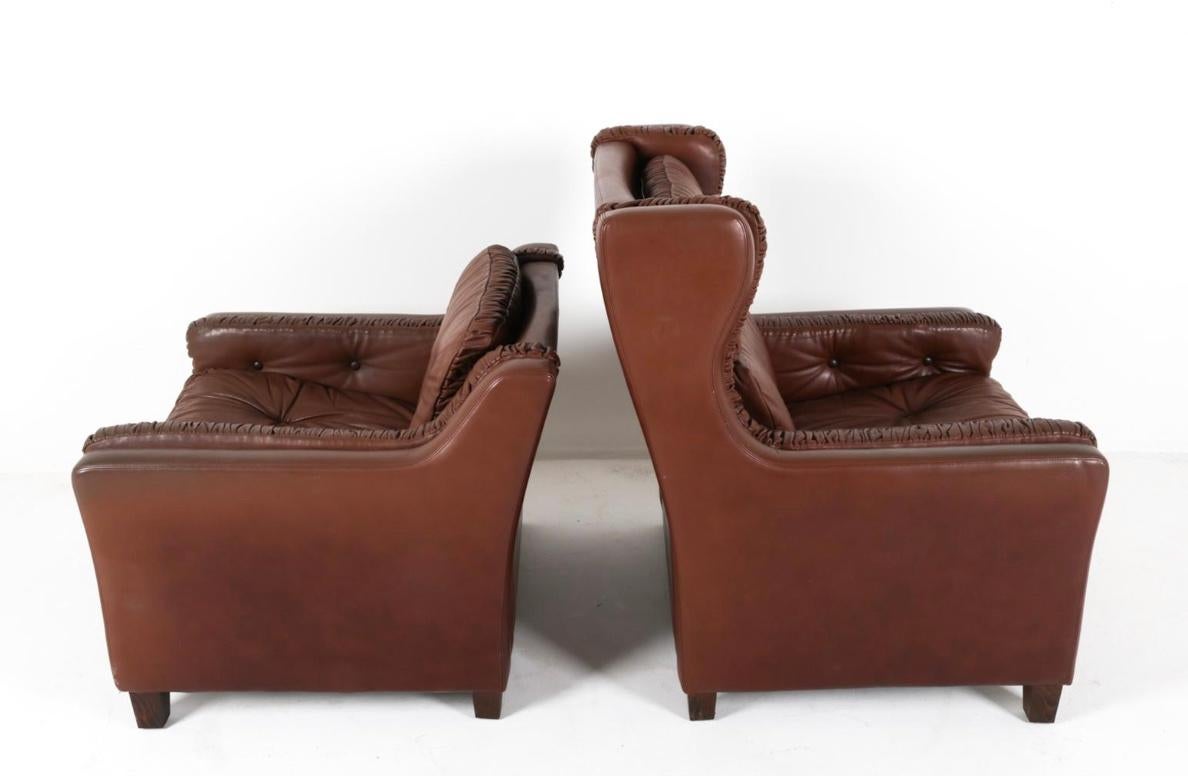 Milieu du XXe siècle Paire de chaises à accoudoirs à dossier ailé en cuir Brown dans le style de Børge Mogensen en vente