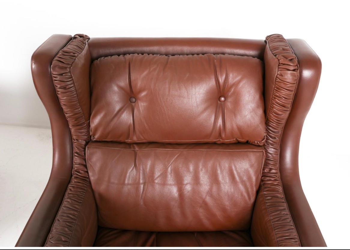 Cuir Paire de chaises à accoudoirs à dossier ailé en cuir Brown dans le style de Børge Mogensen en vente