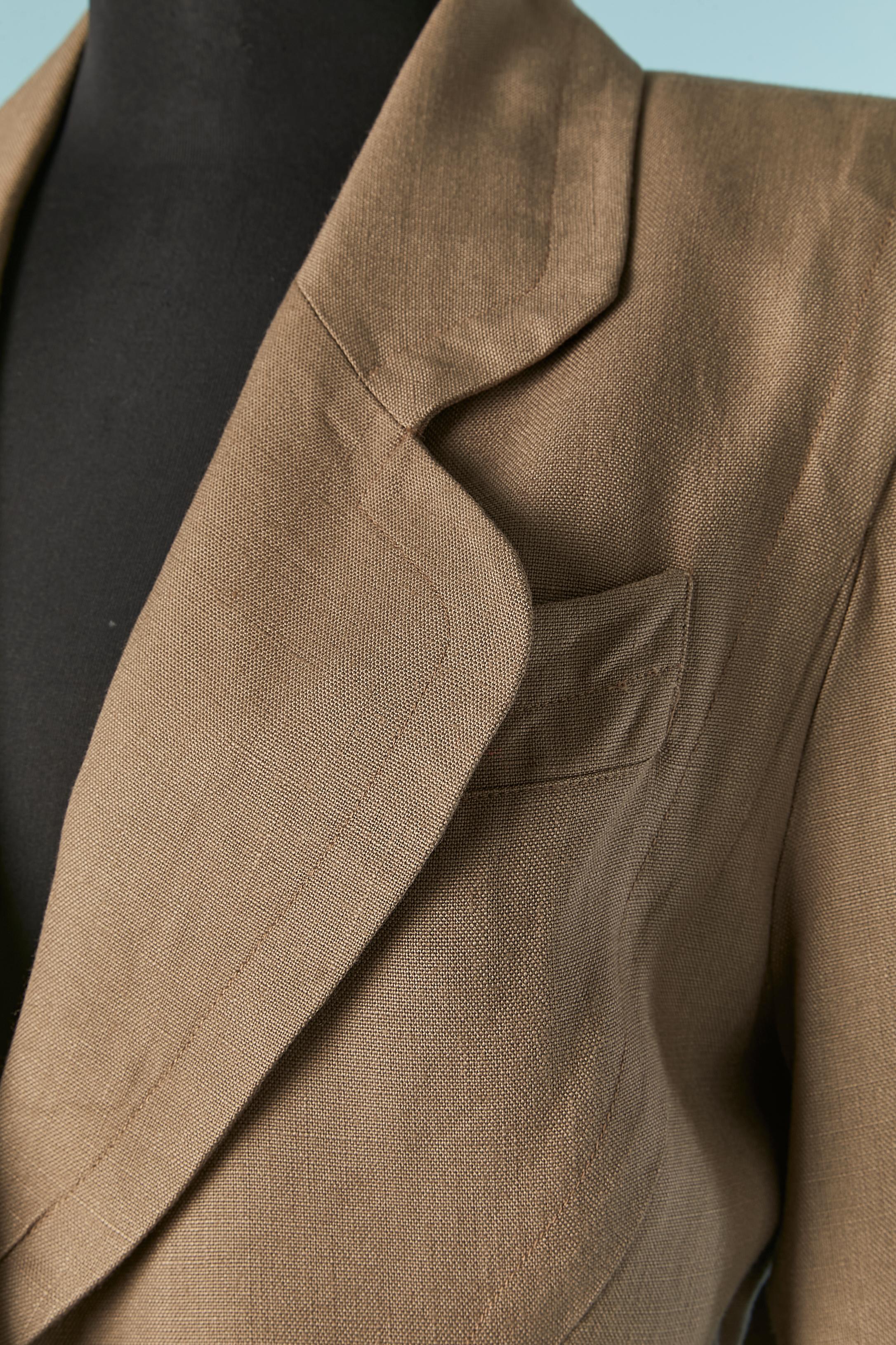 Brown linen single breasted jacket. No lining but gros-grain piping. Cut-work. Snap closure on the middle front. Pocket on both side with snap closure on the pocket flap. Shoulder pad. 
SIZE 38 (Fr) M 