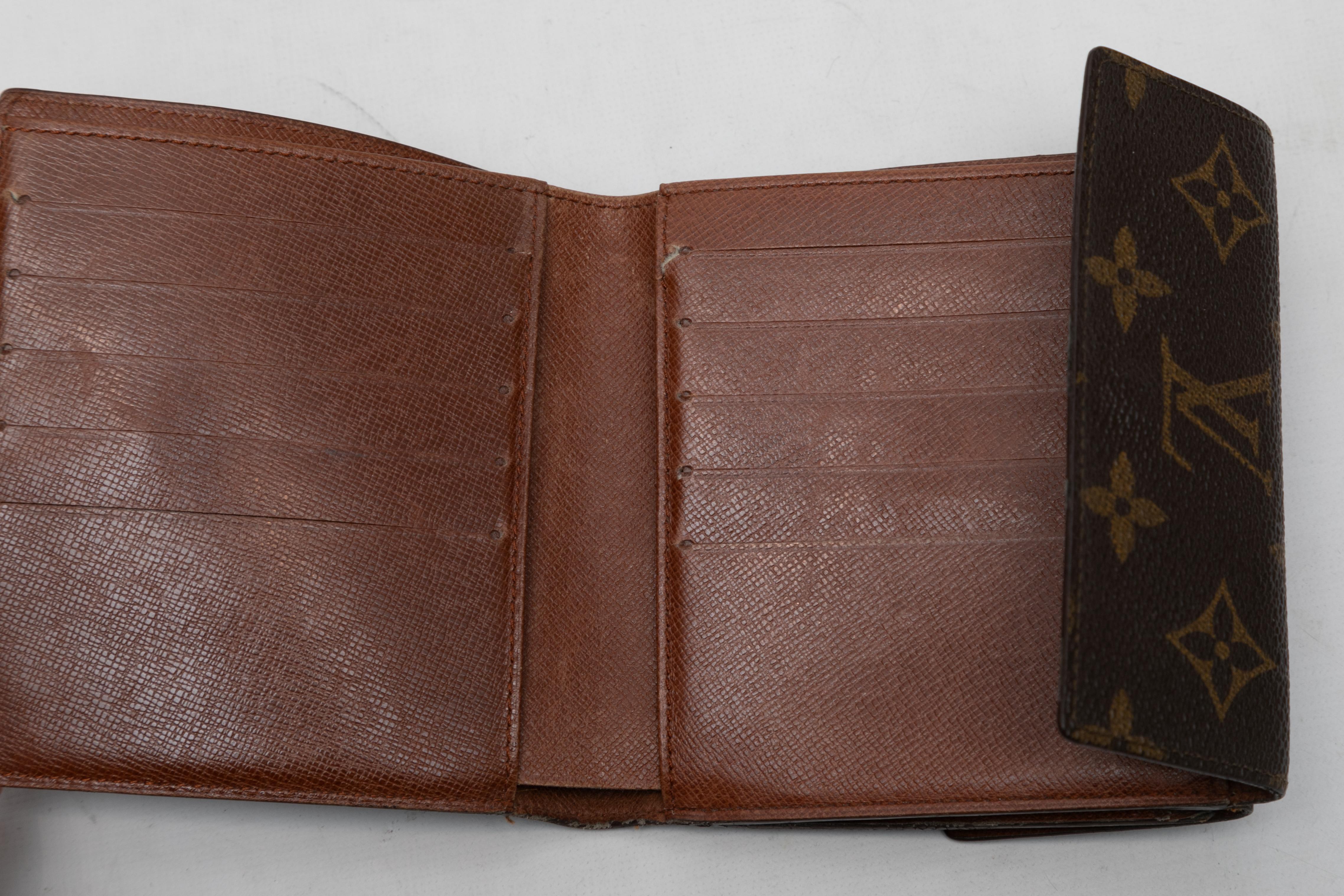 Women's or Men's Brown Louis Vuitton Monogram Folding Wallet For Sale