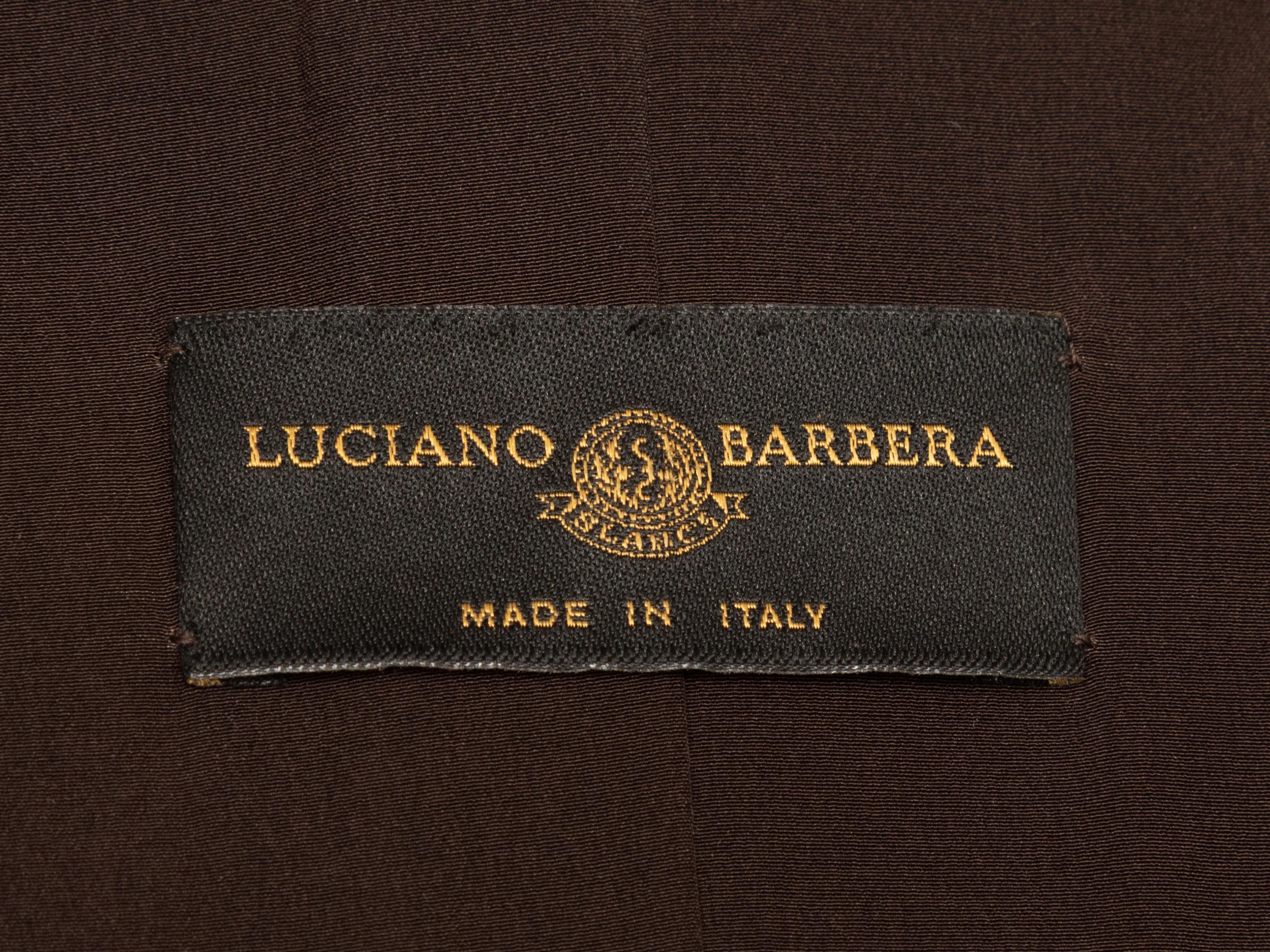 Giacca di pelliccia marrone di Luciano Barbera. Risvolto dentellato. Chiusura con bottoni sul davanti. Busto 34