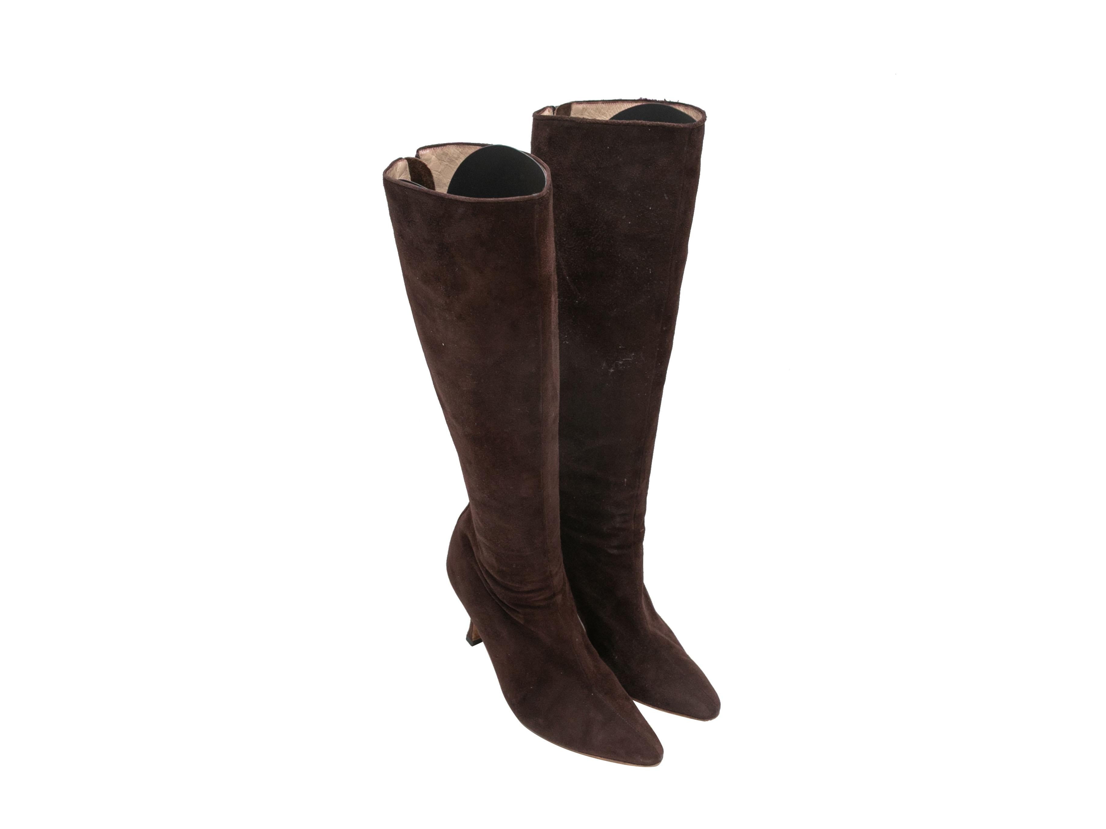  Braune kniehohe Stiefel aus Wildleder mit spitzem Absatz von Manolo Blahnik. Reißverschlüsse an den Zählern. 14,5