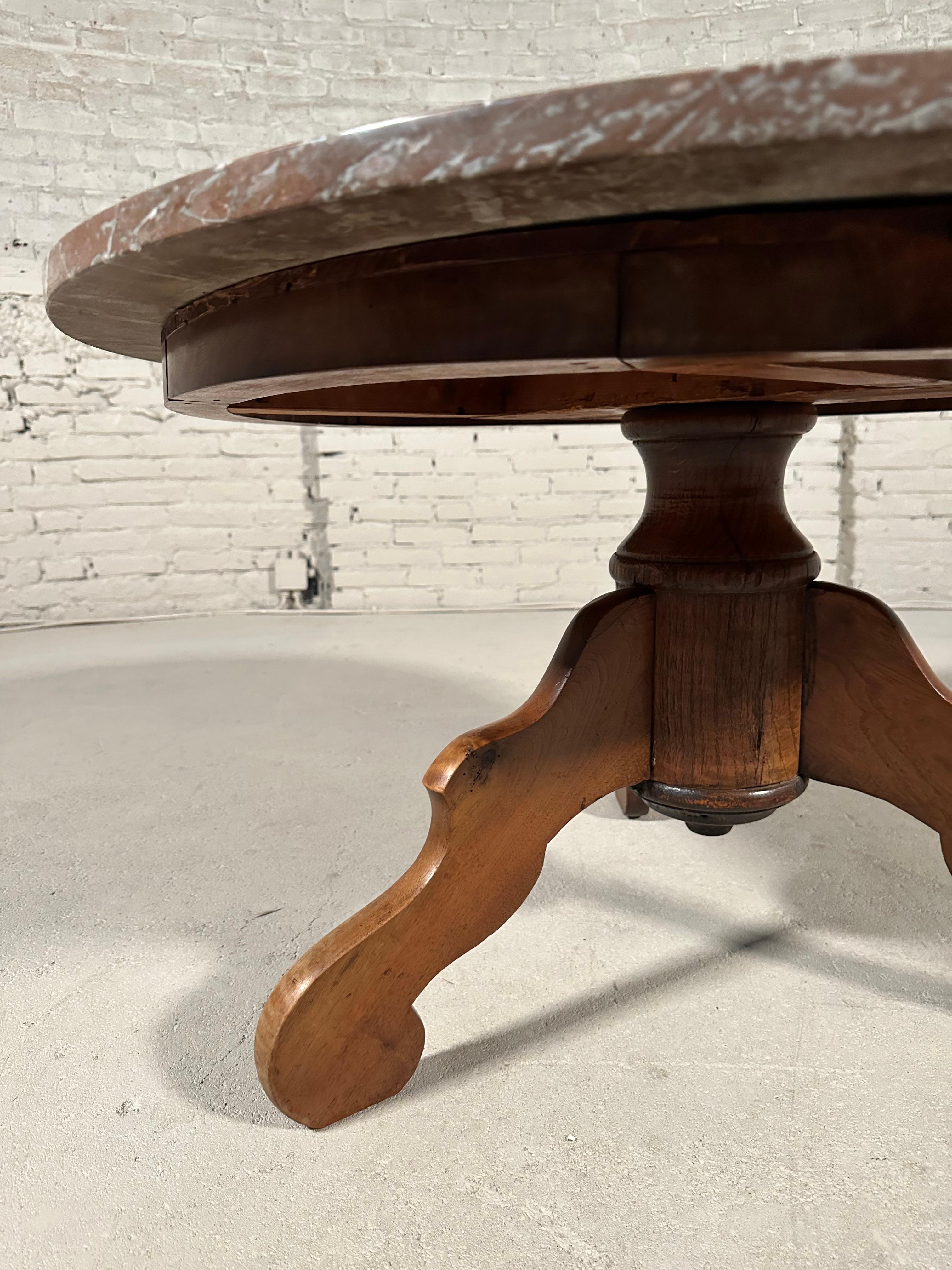 This beautiful brown marble coffee table features an elegant and timeless antique design. Its tripod base adds stability and charm. In a very good condition. 