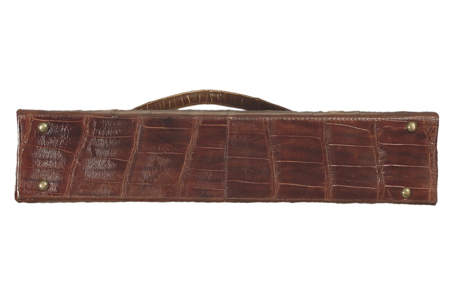 Grand sac à main en alligator marron mat à poignée supérieure avec peigne et miroir, années 1950 Bon état - En vente à Tucson, AZ
