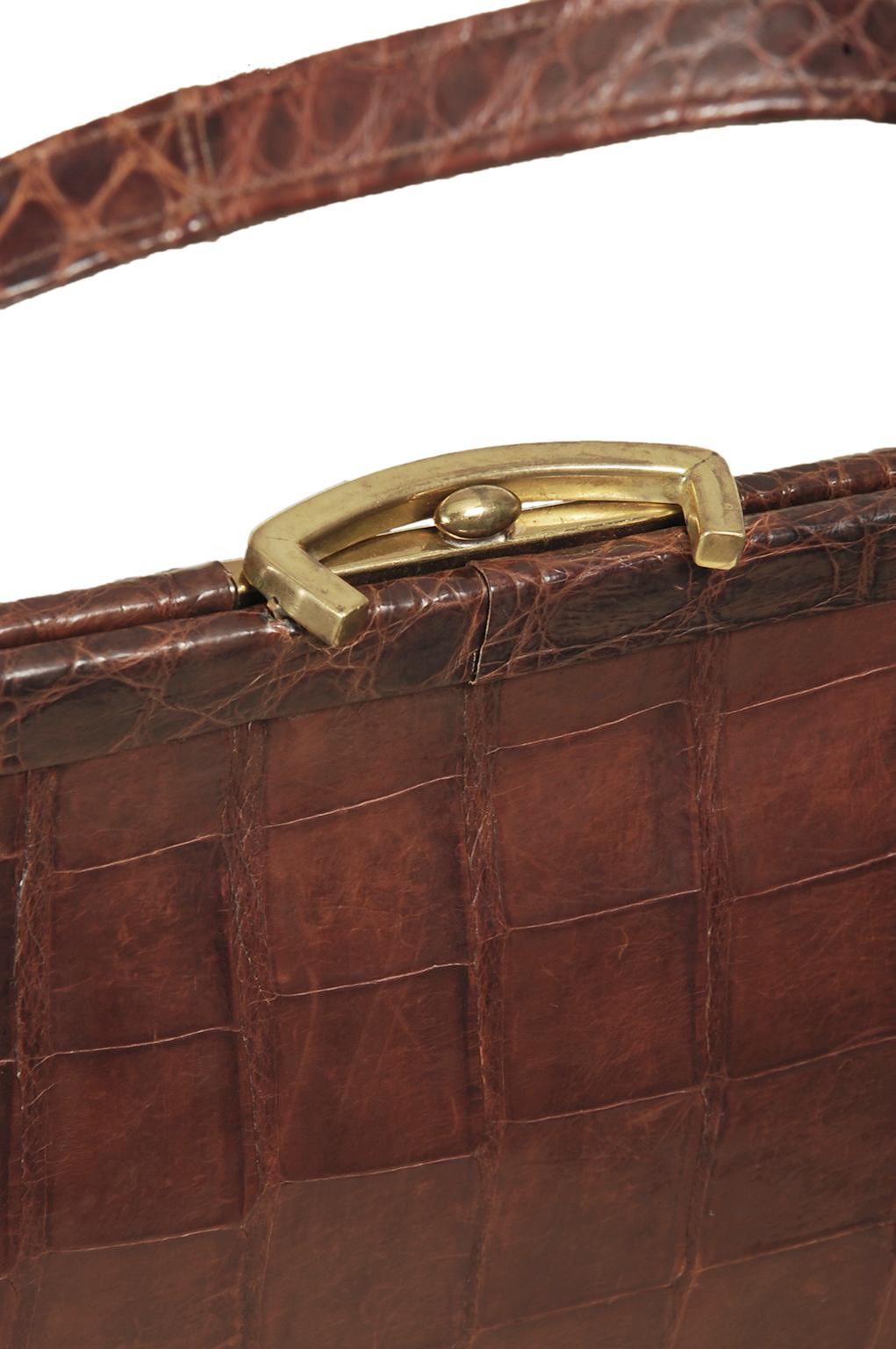 Grand sac à main en alligator marron mat à poignée supérieure avec peigne et miroir, années 1950 Pour femmes en vente