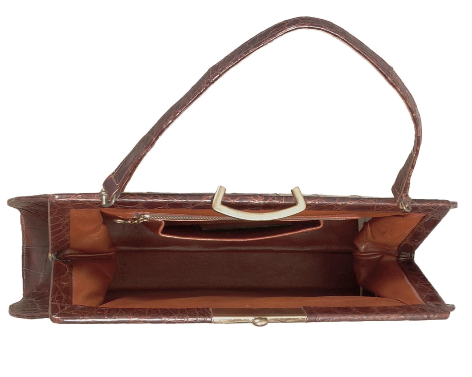 Grand sac à main en alligator marron mat à poignée supérieure avec peigne et miroir, années 1950 en vente 1