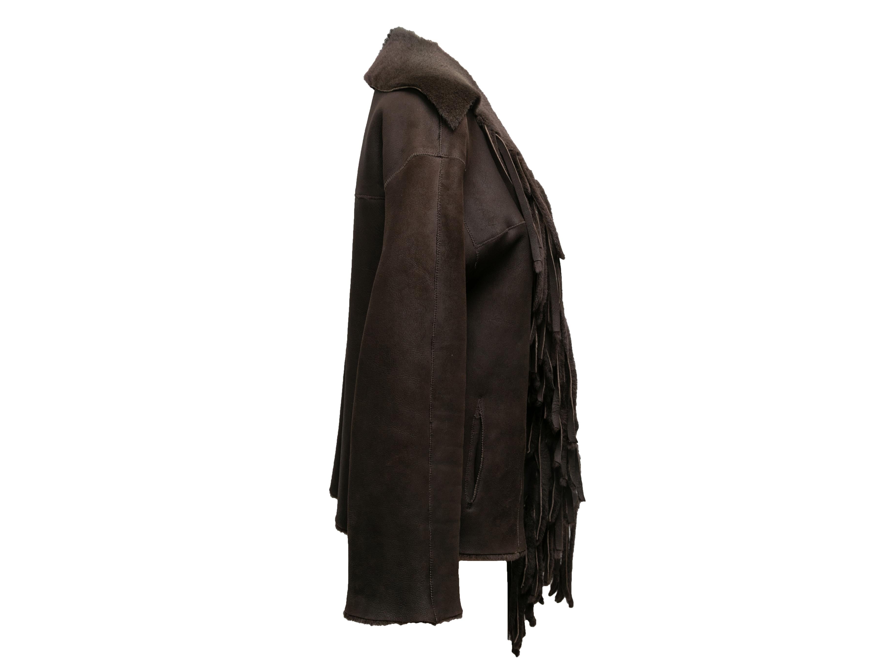 Veste à franges en shearling marron de Maurizio Pecoraro. Col pointu. Poitrine 36