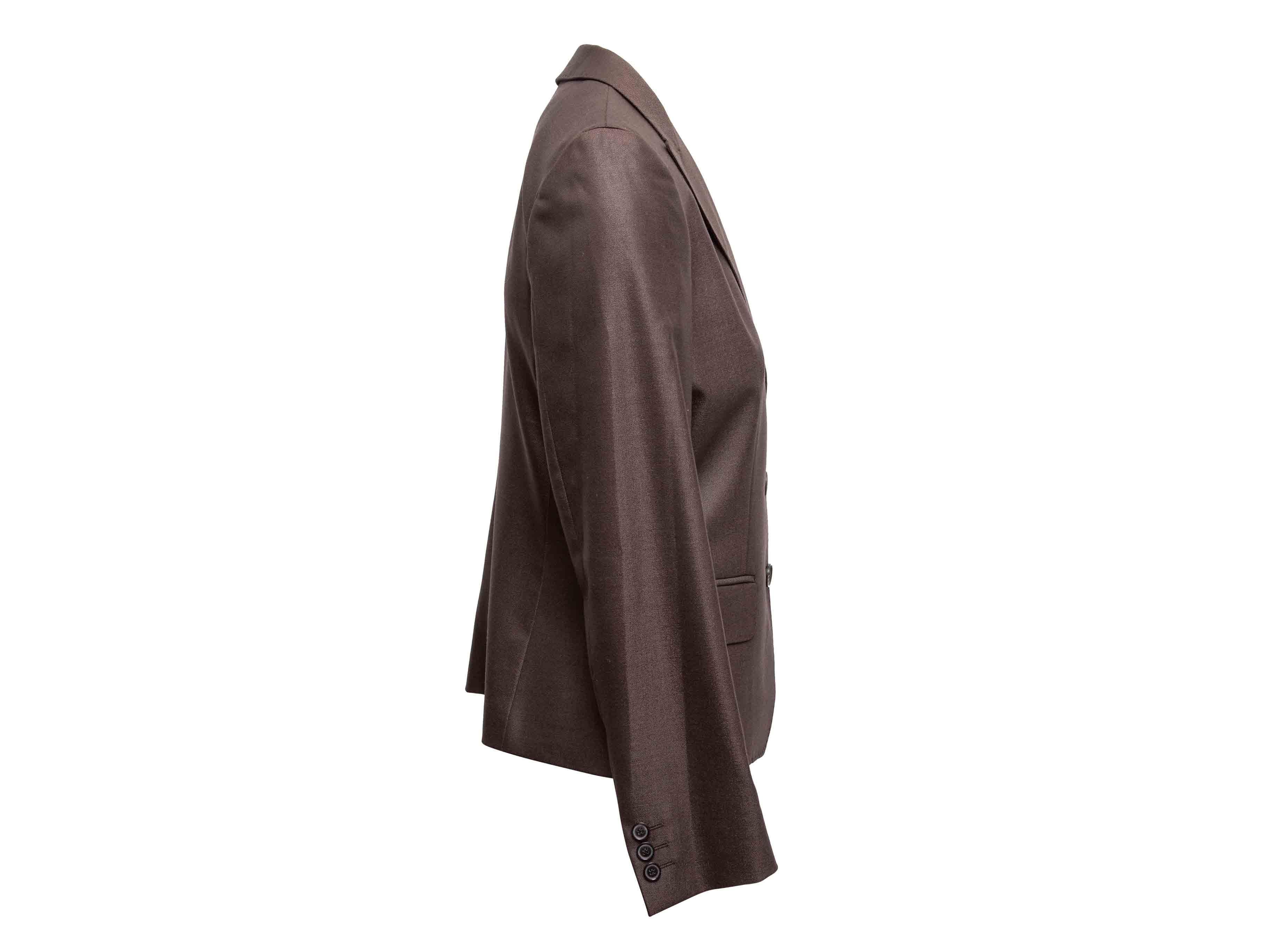 Blazer en laine vierge et soie marron Max Mara. Revers à pointe. Trois poches à l'avant. Fermeture par boutons au centre du devant. Buste de 37