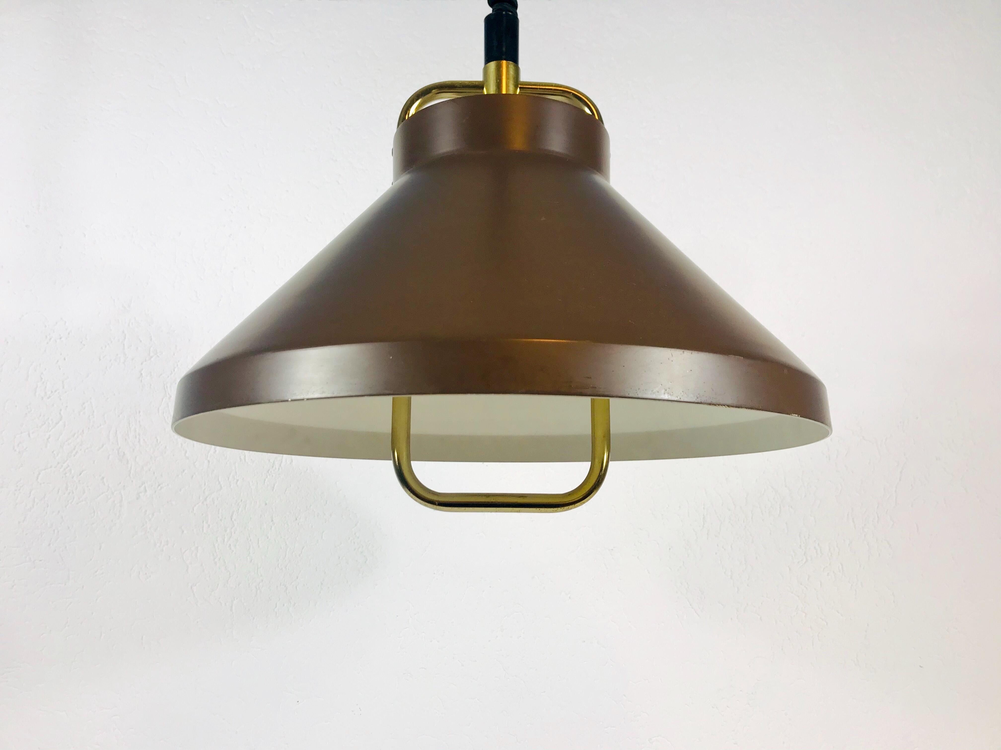 Mid-Century Modern Lampe suspendue en métal et laiton brun par Jo Hammerborg pour Fog & Mørup:: 1970 en vente