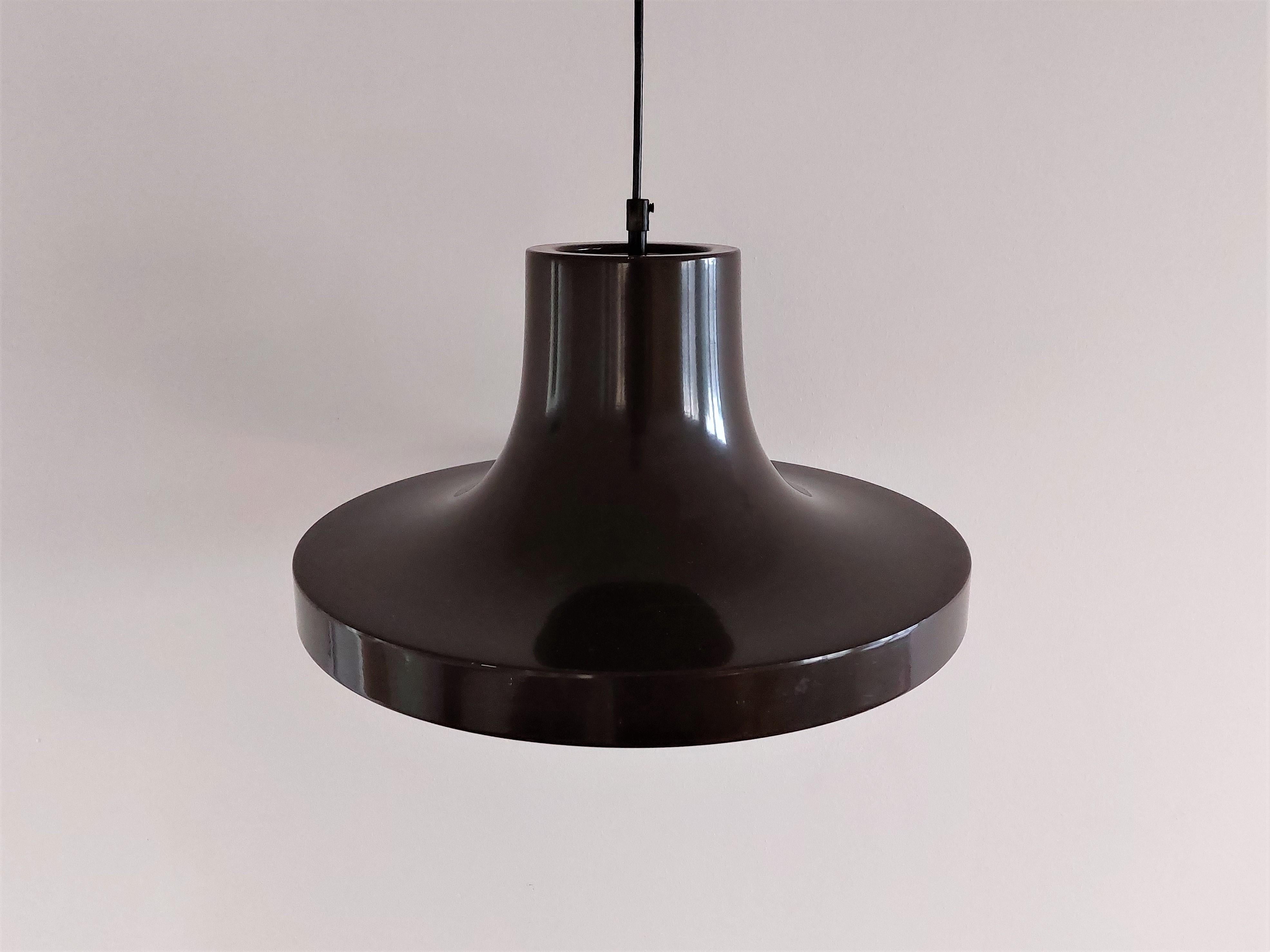 Braune Metall-Hängeleuchte mit Plexiglas-Diffusor für Ab Fagerhult, Schweden (Moderne der Mitte des Jahrhunderts) im Angebot