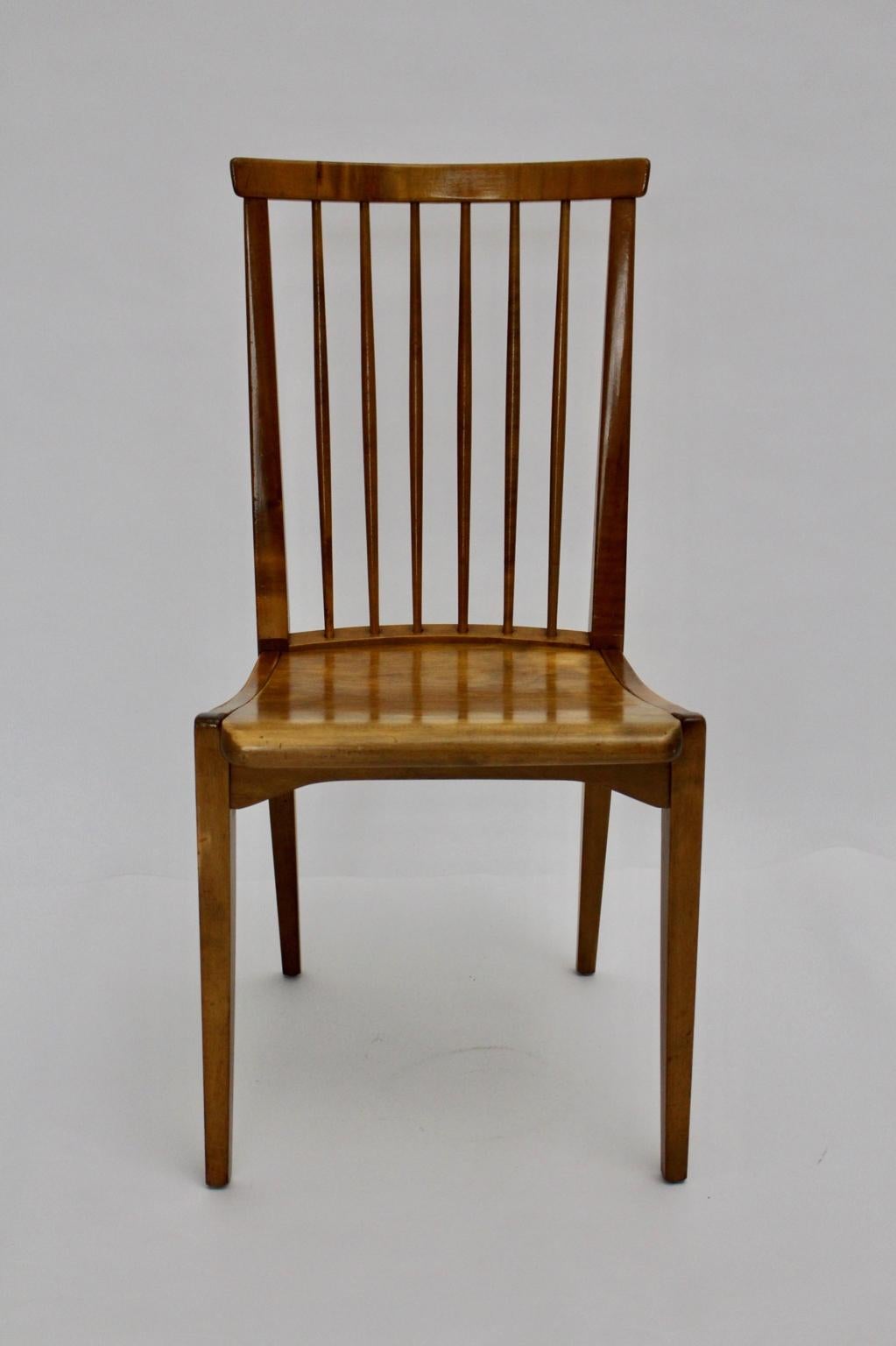 Brauner Mid Century Modern Stuhl oder Beistellstuhl, entworfen von Otto Niedermoser und ausgeführt von Thonet Austria, um 1950.
Das Papieretikett mit dem Firmenschriftzug Thonet ist unten beschriftet
Auch der Stuhl wurde aus honigfarbenem massivem