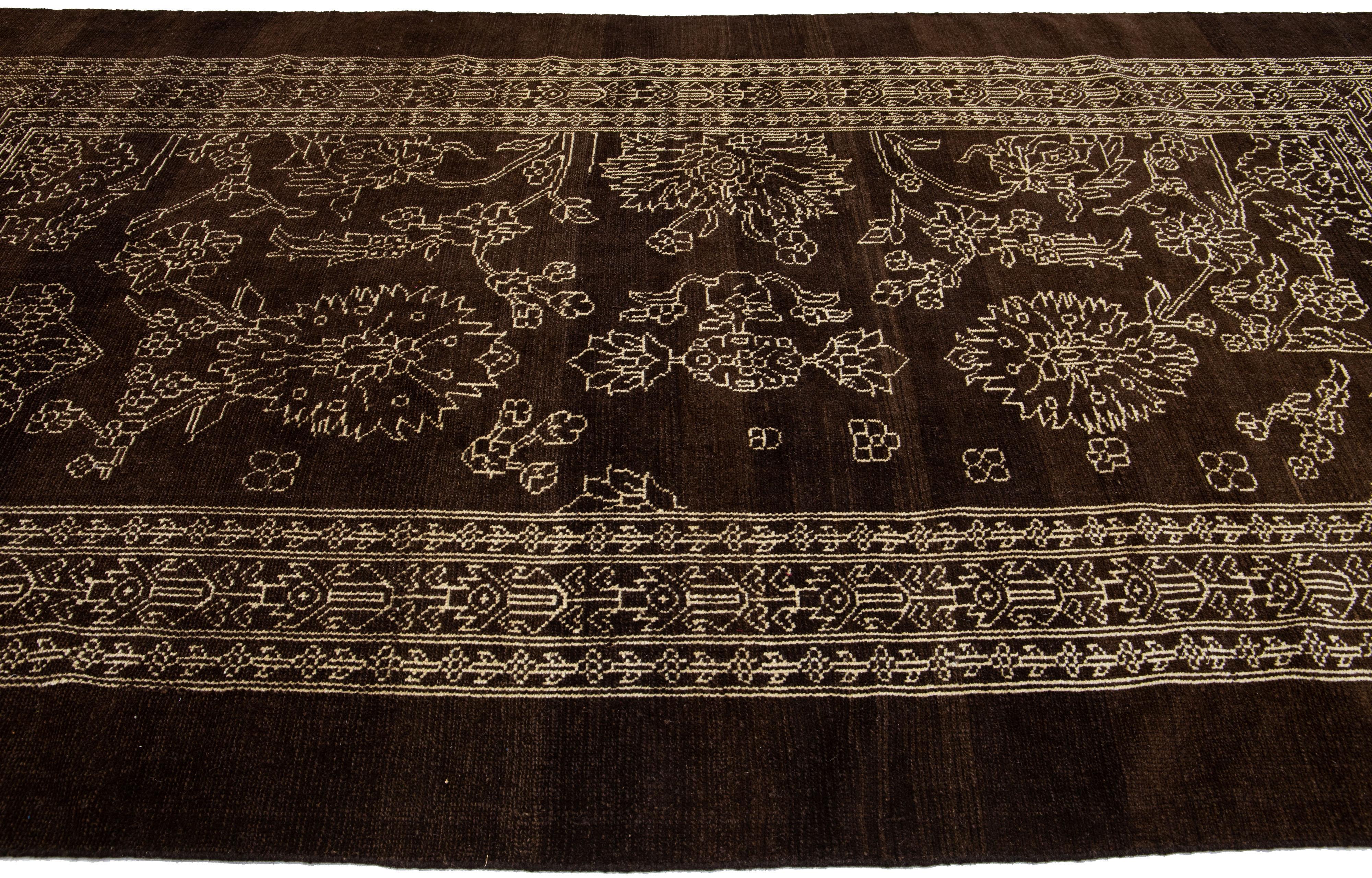 Noué à la main Tapis en laine marron, style moderne du milieu du siècle, fait à la main et décoré d'une multitude de motifs, par Apadana. en vente