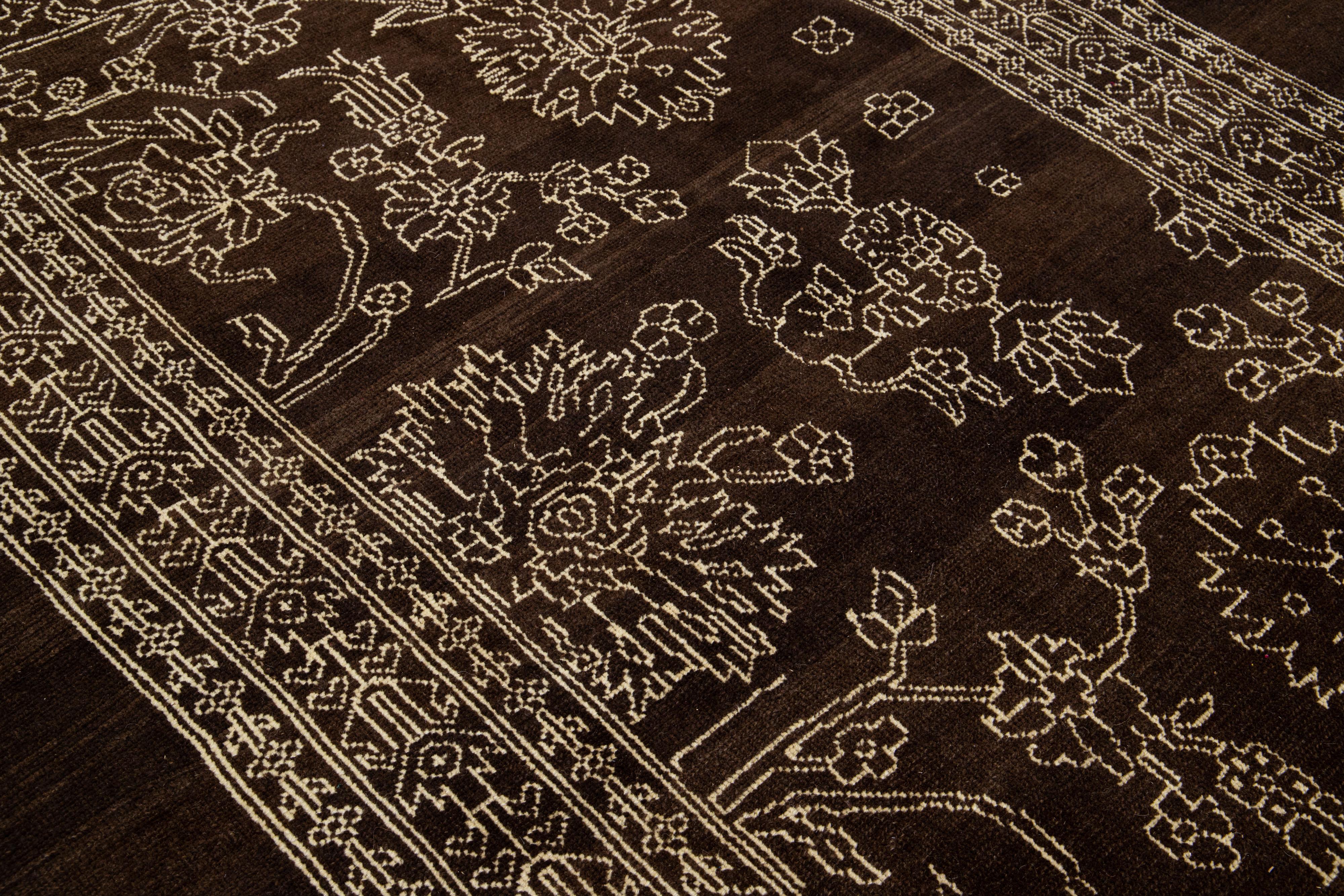XXIe siècle et contemporain Tapis en laine marron, style moderne du milieu du siècle, fait à la main et décoré d'une multitude de motifs, par Apadana. en vente