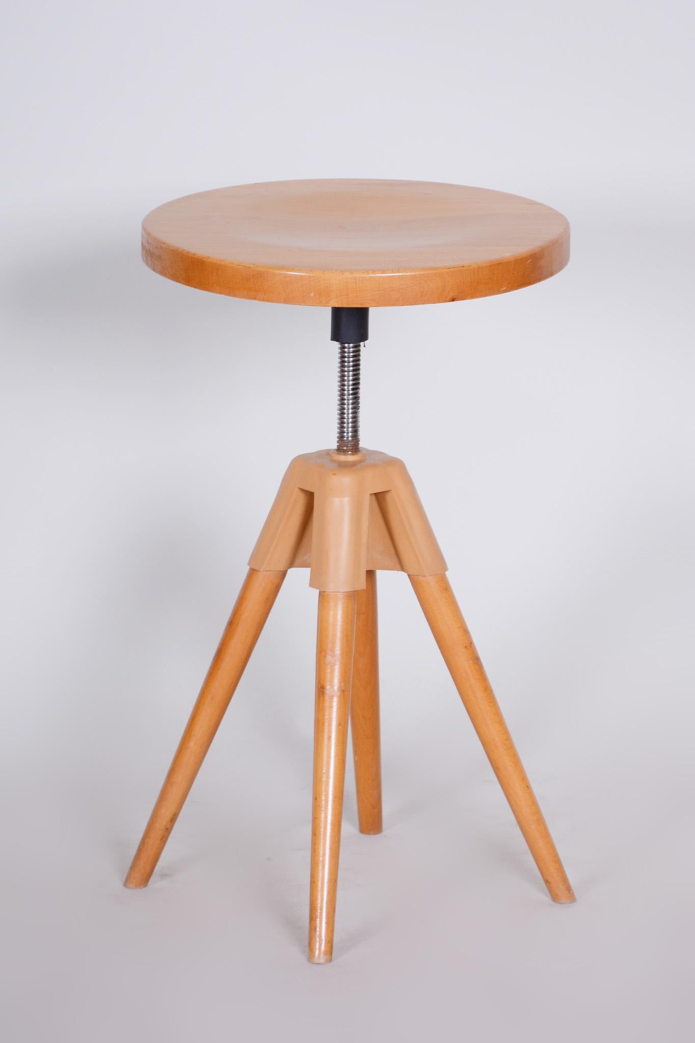 Brauner runder Klavierstuhl aus Buche in Braun aus der Mitte des Jahrhunderts, originaler restaurierter Zustand, 1960er Jahre im Zustand „Gut“ im Angebot in Brandys nad Labem, Středočeský kraj
