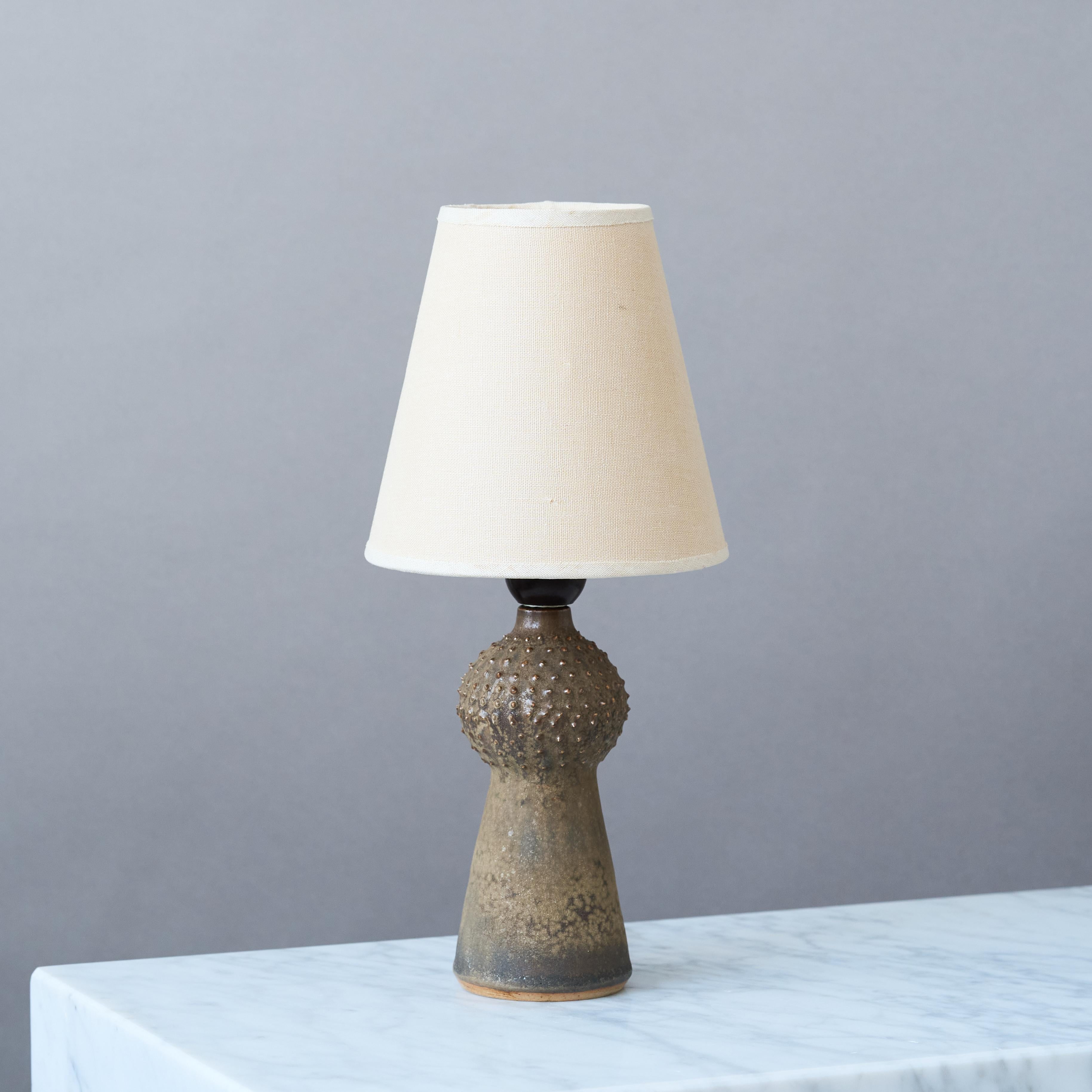 Scandinavian Modern Brown Mid-Century Stoneware Table Lamp by Rolf Palm, Sweden, 1960s. For Sale