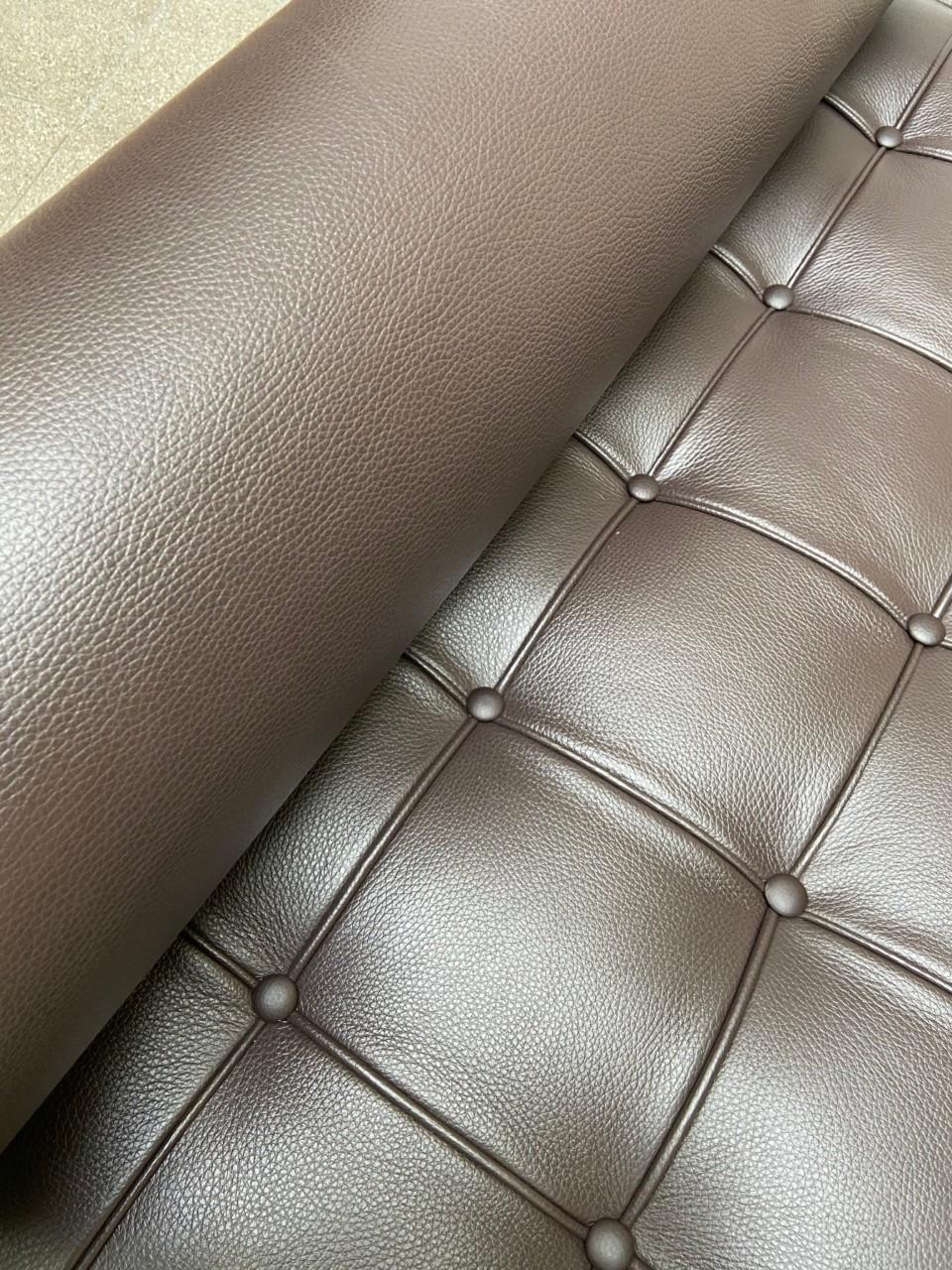 Il Daybed Barcelona di Mies van der Rohe Knoll in marrone ricco offre una miscela senza tempo di design moderno e comfort lussuoso. Con le sue linee eleganti e minimaliste e una lavorazione impeccabile, questo pezzo iconico presenta un cuscino in