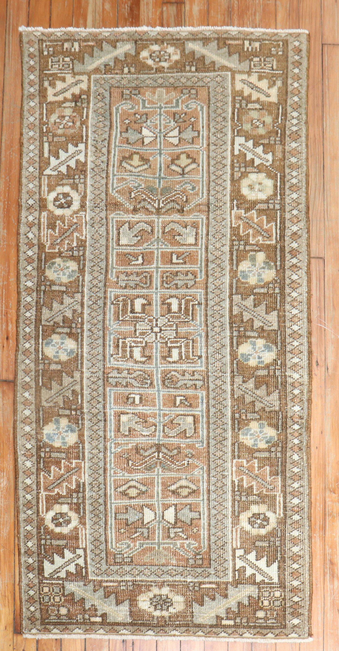 Persischer Heriz-Teppich in Streugröße aus den 1930er Jahren in überwiegendem Braun

2'5'' x 4'10''

