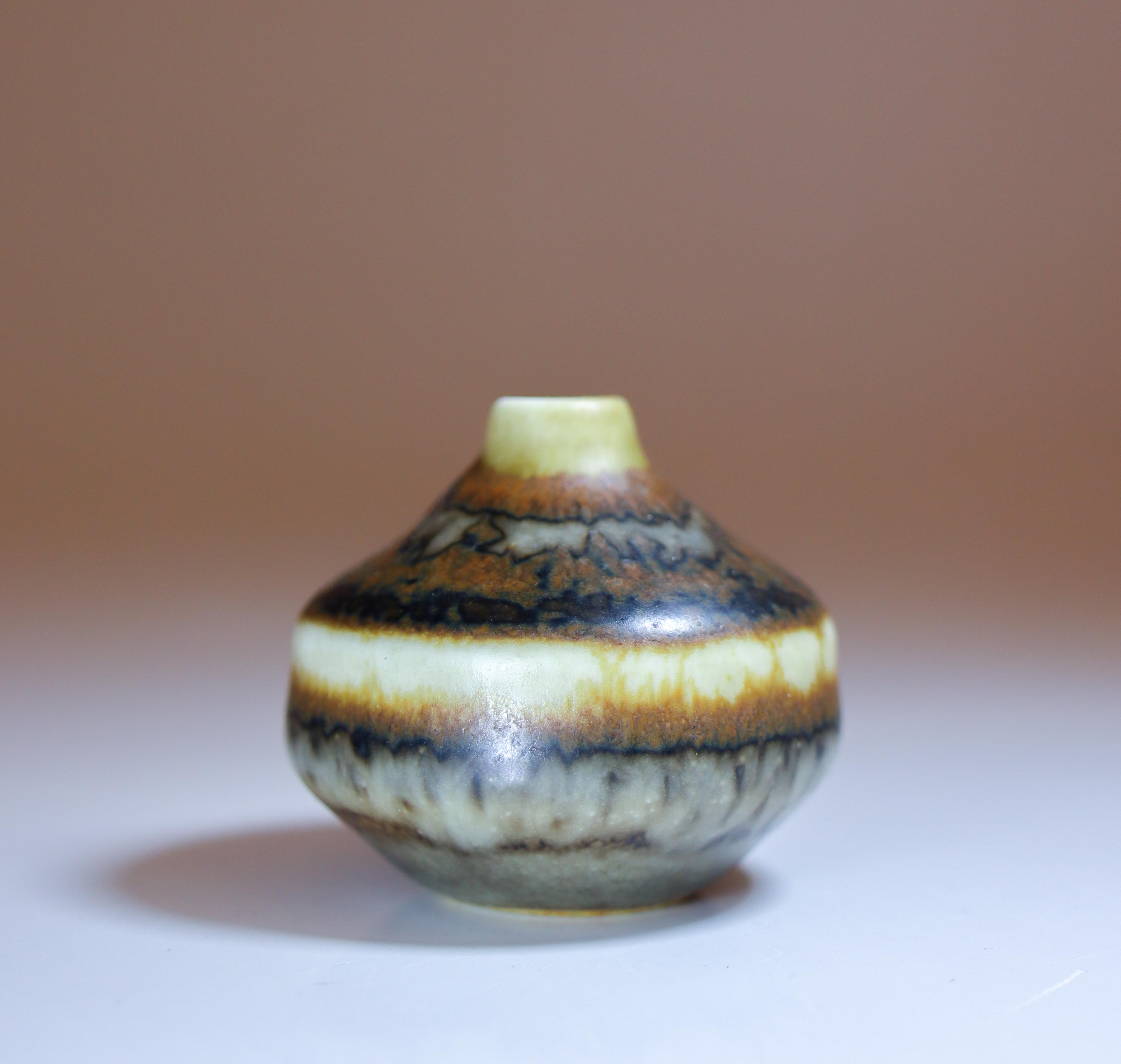 Vaso marrone in miniatura, Carl-Harry Stålhane, Rörstrand, metà del secolo scorso