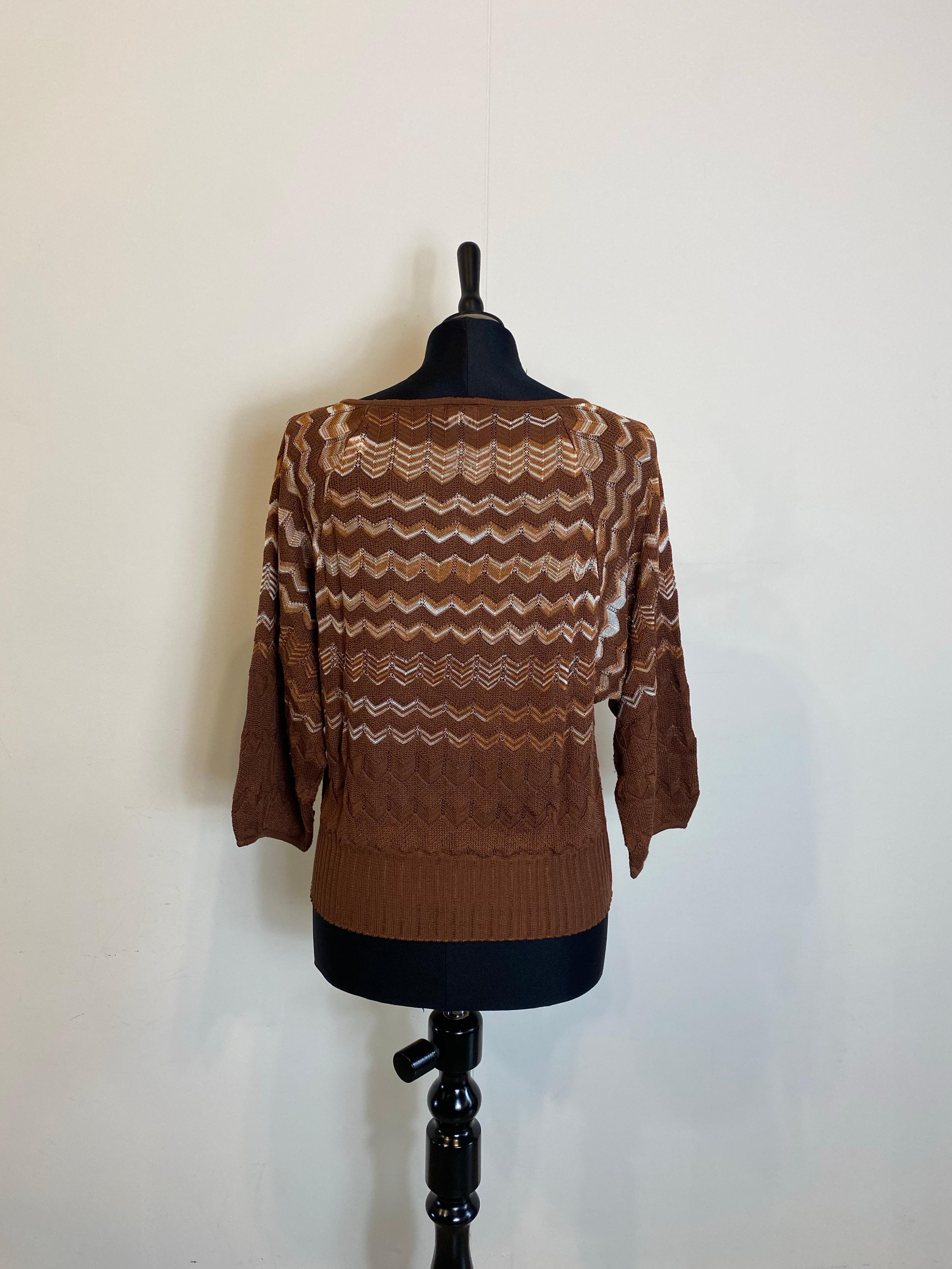 Jersey Missoni marrón.
Talla 40 IT.
Hombros 44 cm.
Altura 50 cm.
La etiqueta del material no está presente, parece ser de viscosa.
Excelentes condiciones, tiene signos normales de uso como se muestra en las fotos.