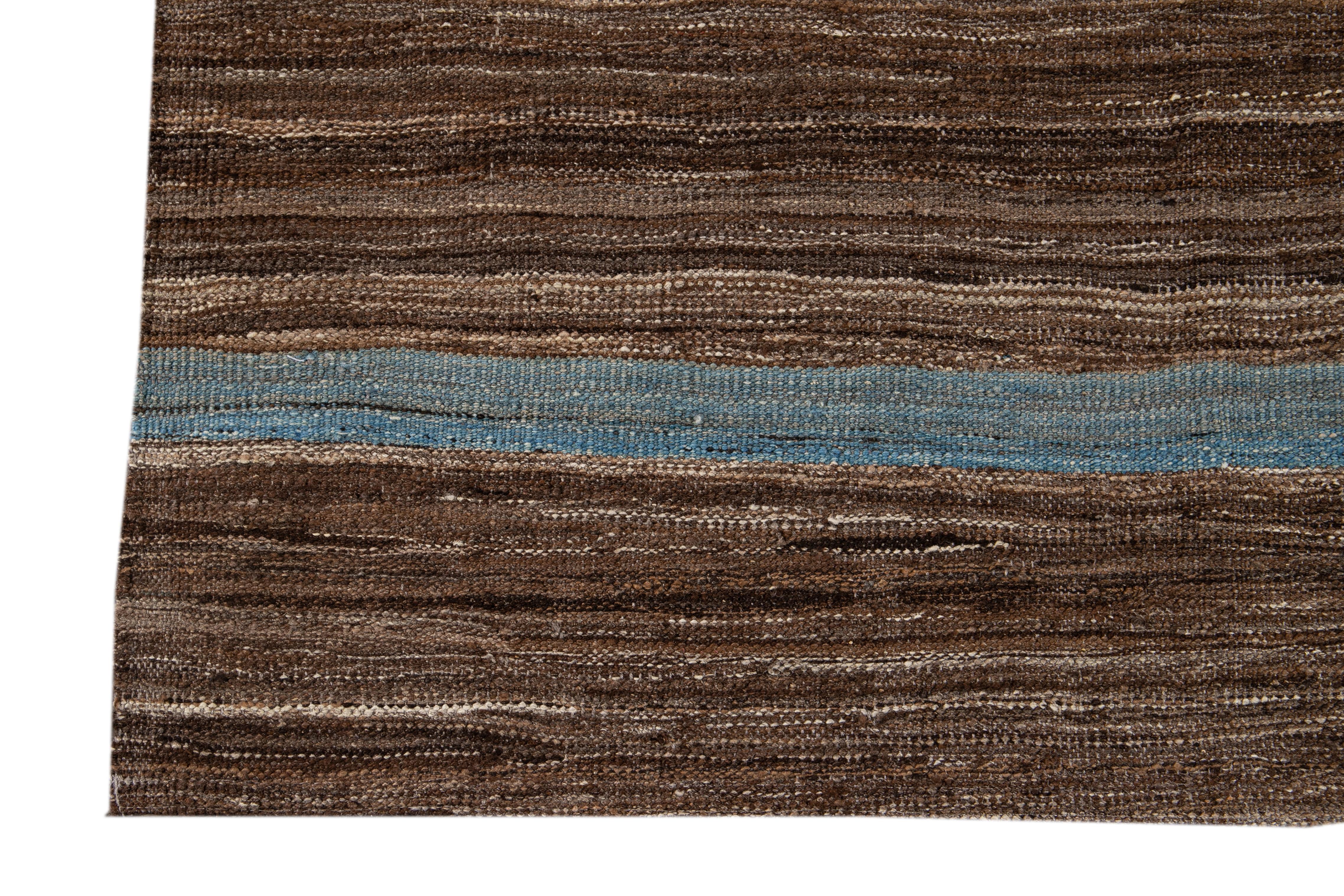 Moderner Flachgewebeteppich aus Wolle in Braun im Angebot 4