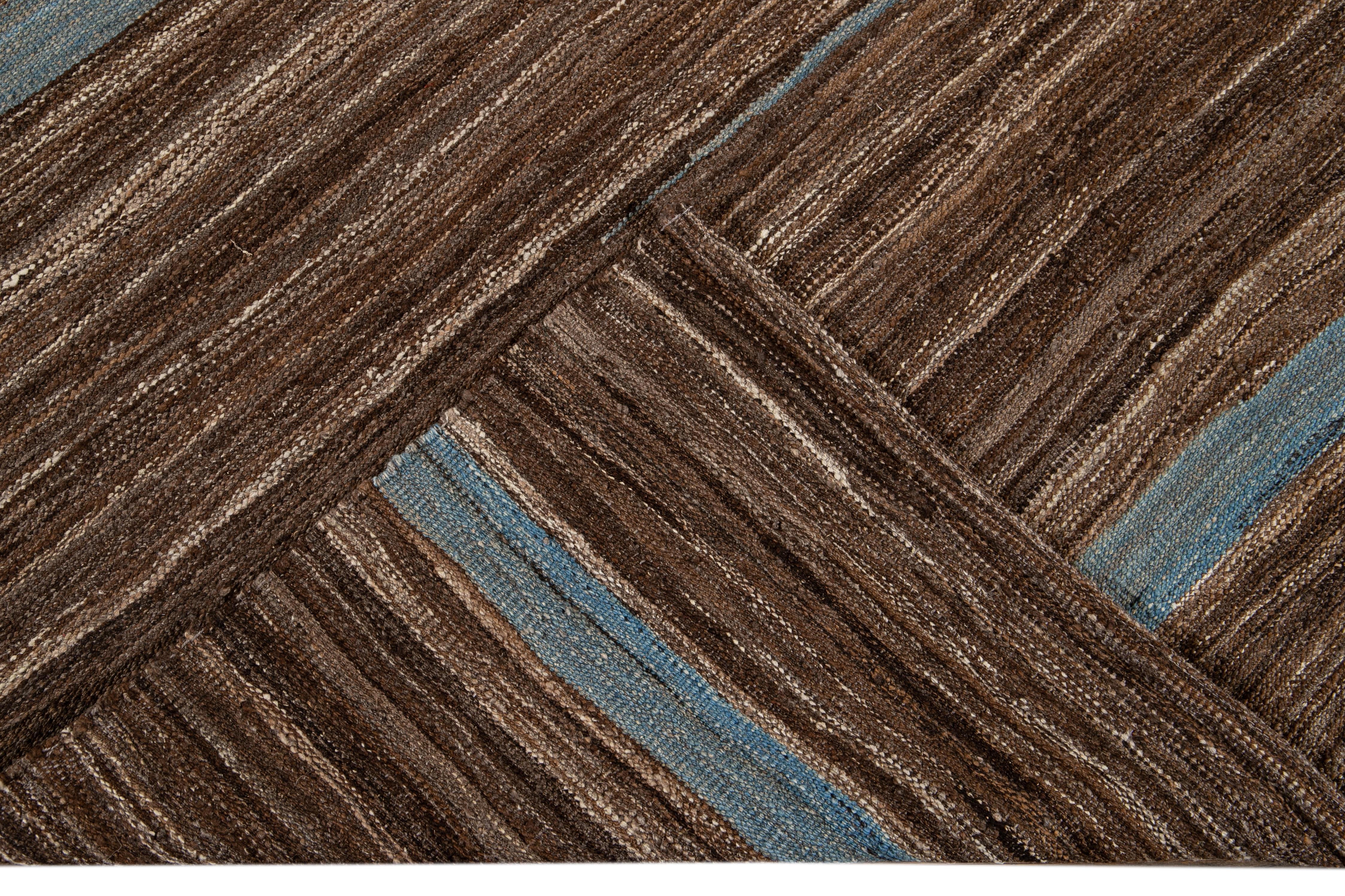 Moderner Flachgewebeteppich aus Wolle in Braun im Angebot 6